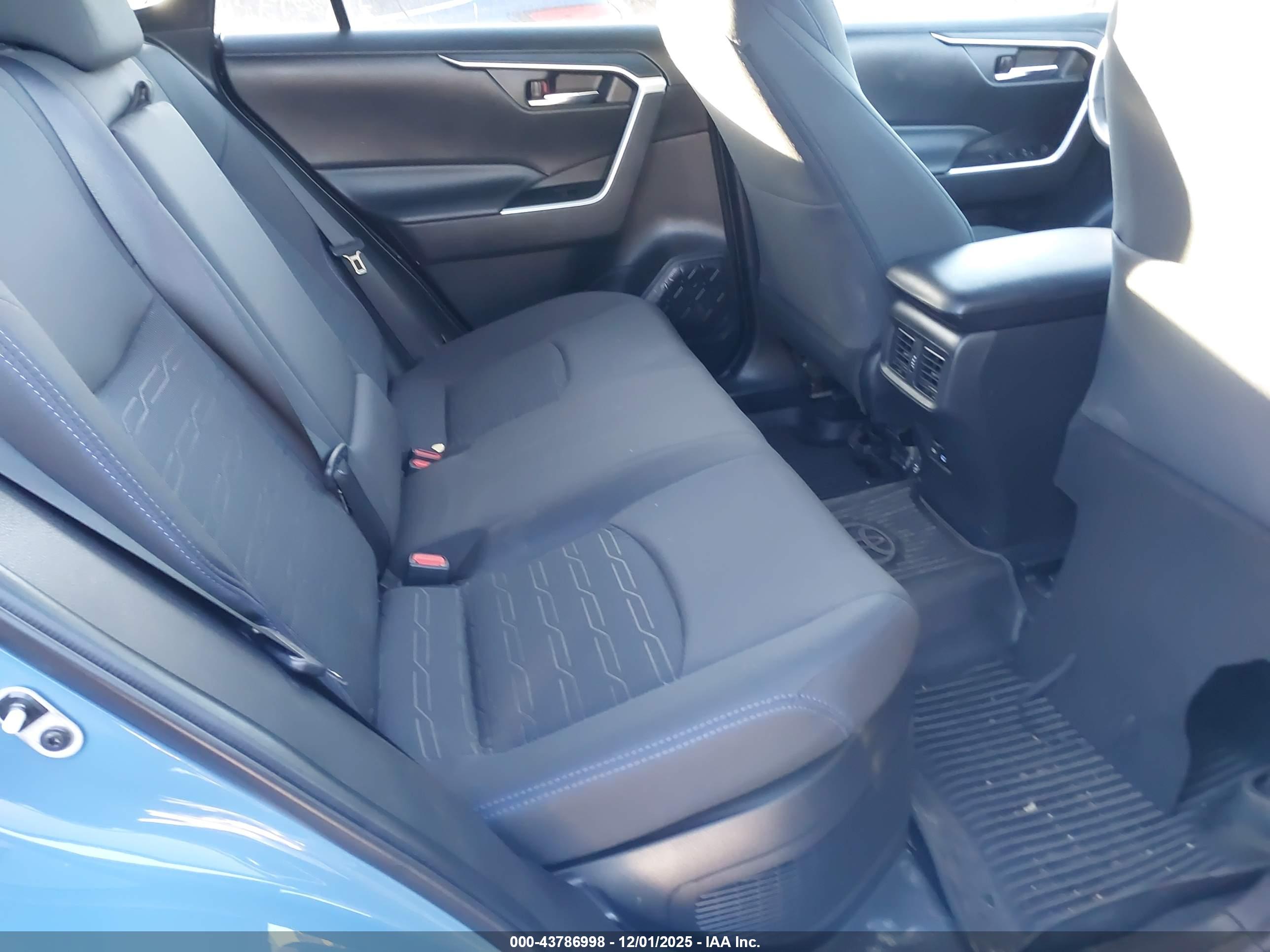 TOYOTA RAV4 image 8