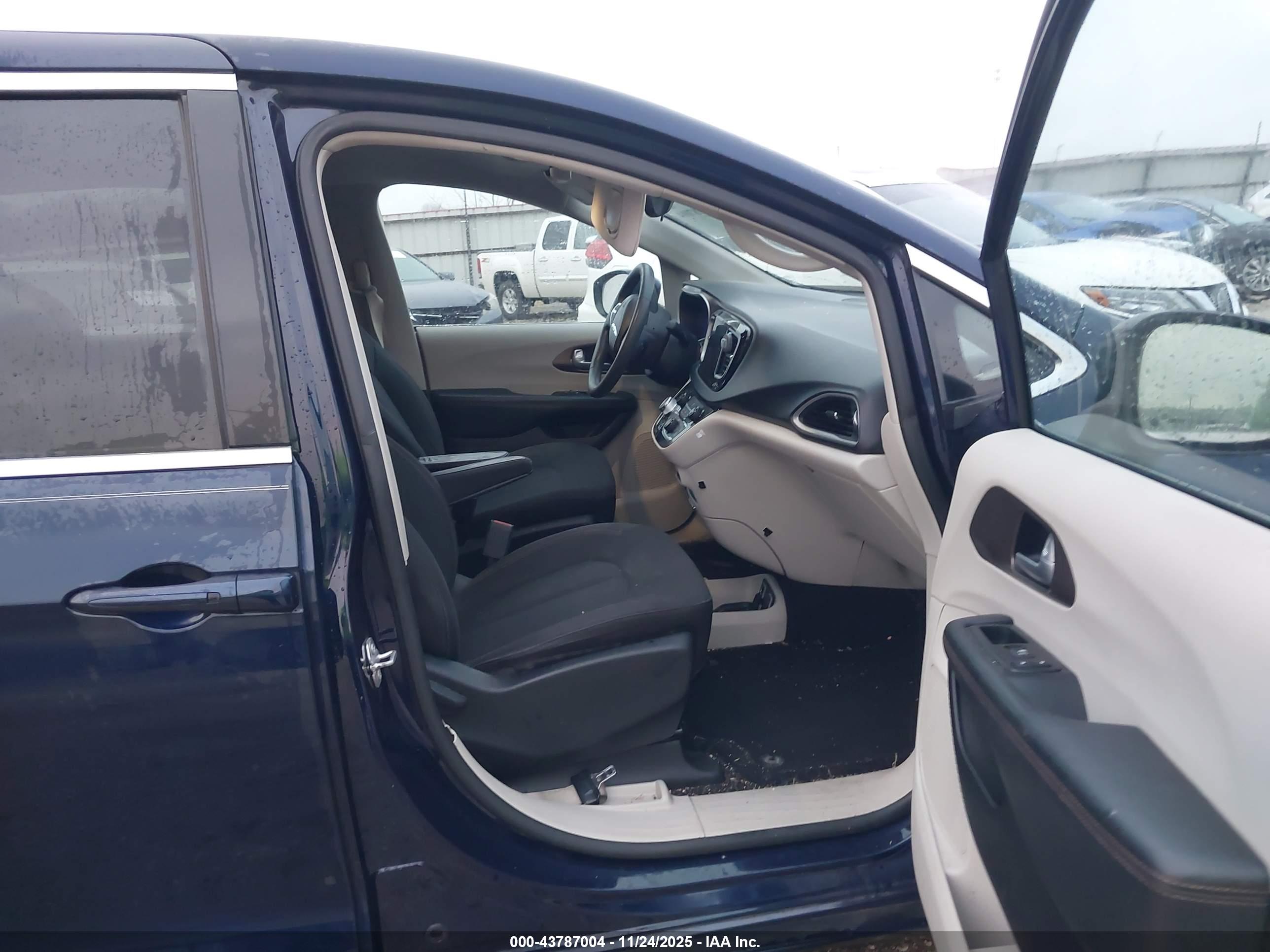 CHRYSLER PACIFICA image 5