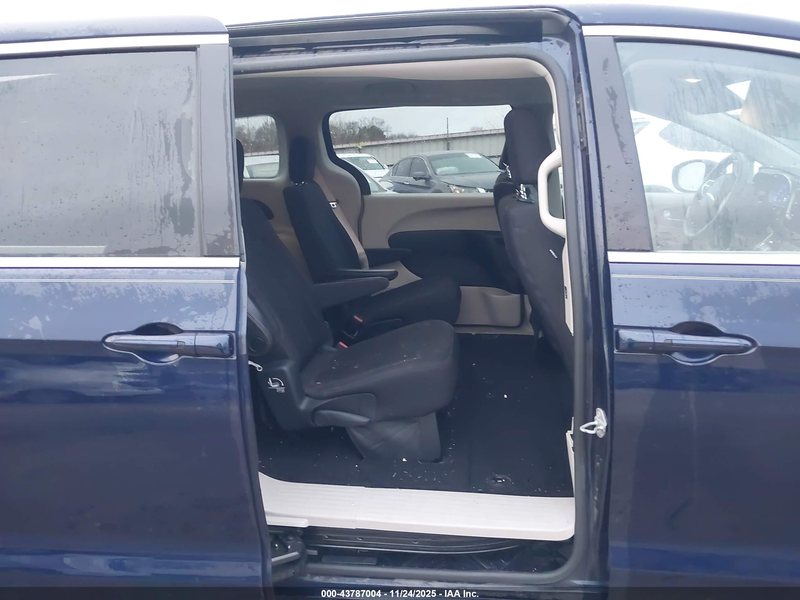 CHRYSLER PACIFICA image 8