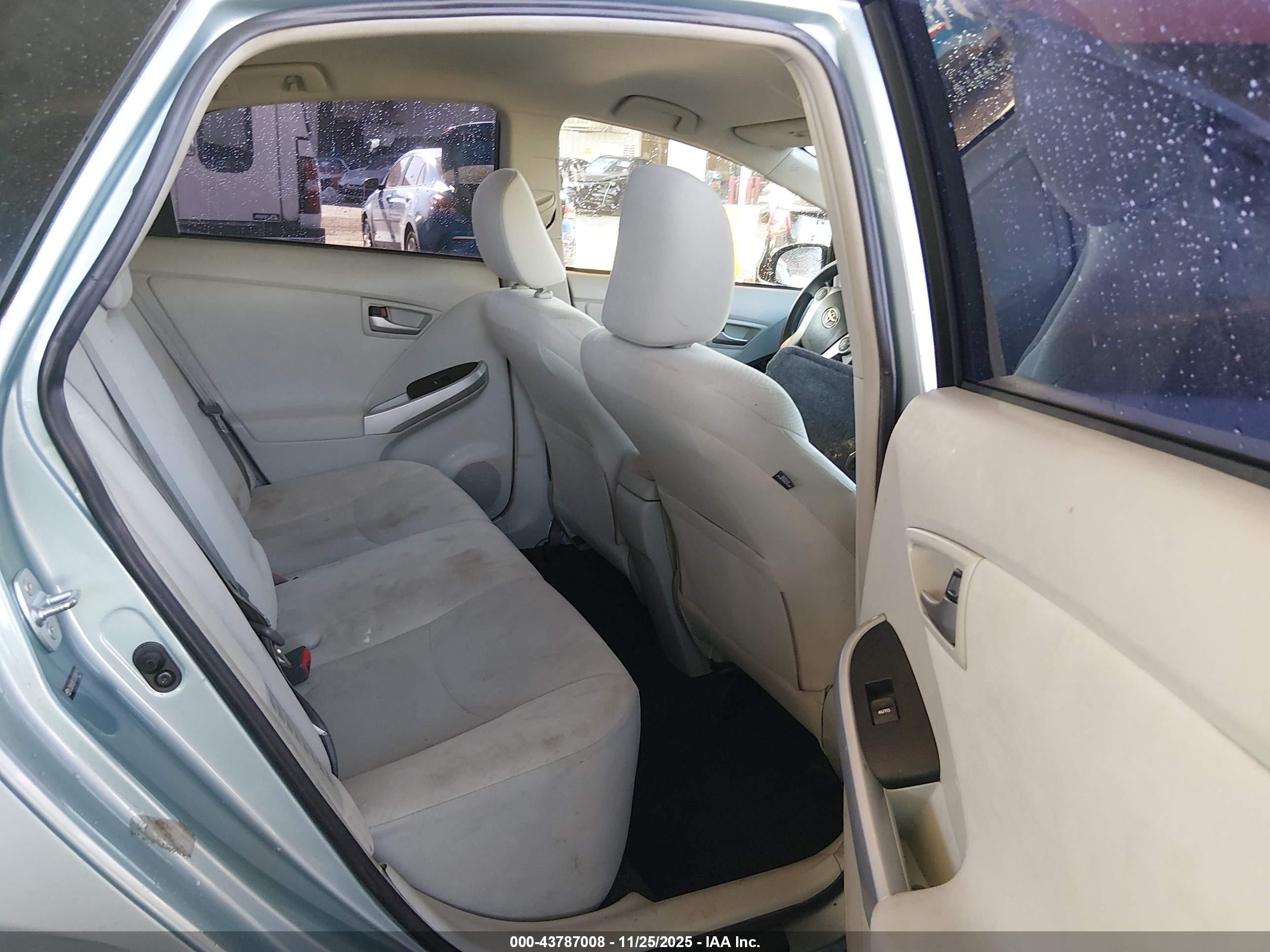 TOYOTA PRIUS image 8