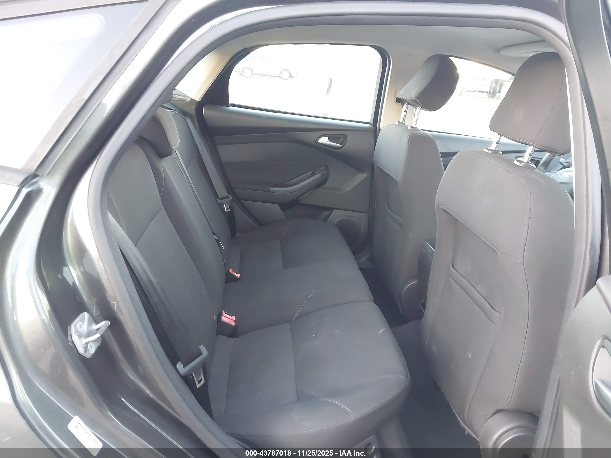 FORD FOCUS image 8