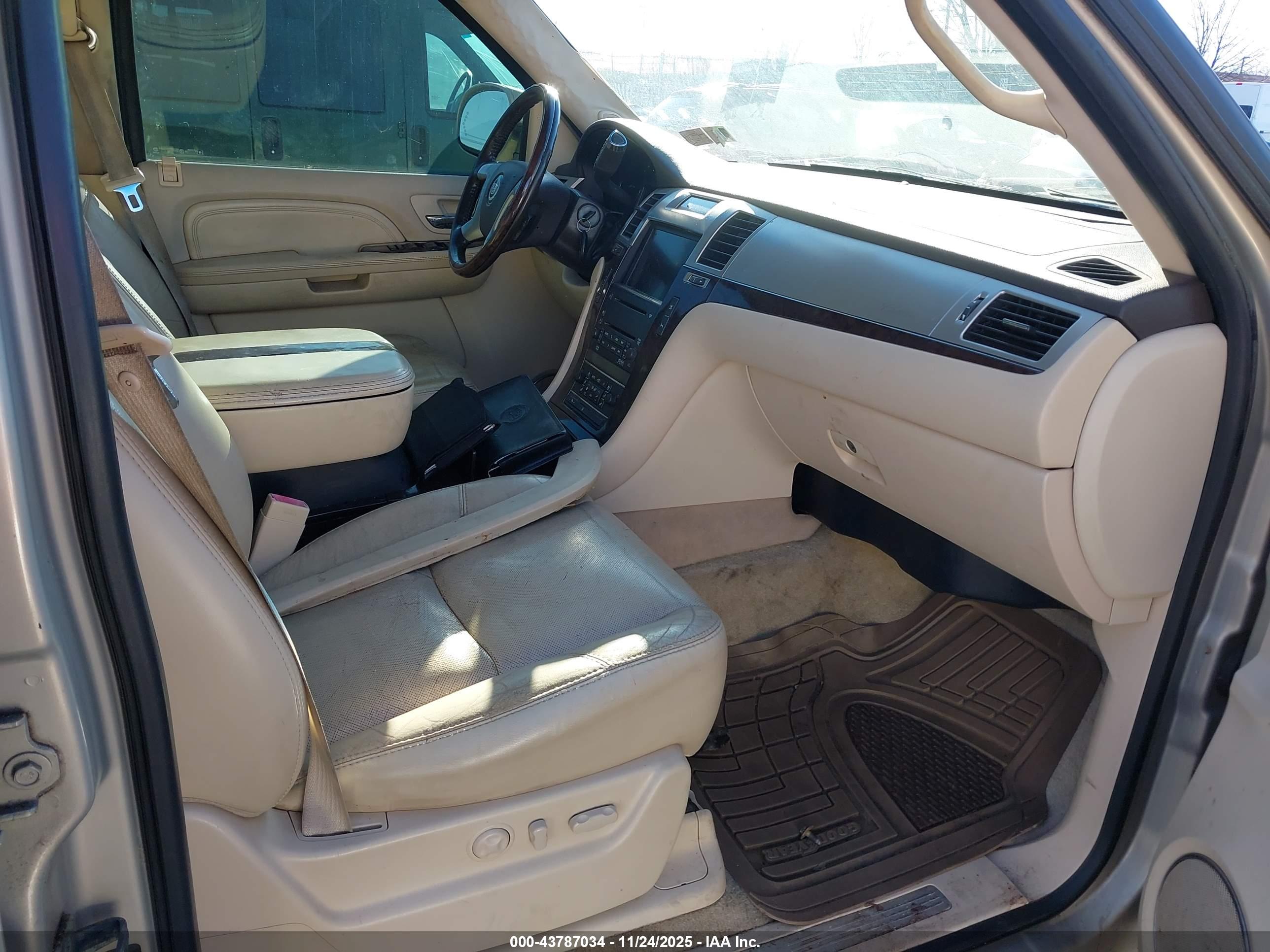 CADILLAC ESCALADE image 5