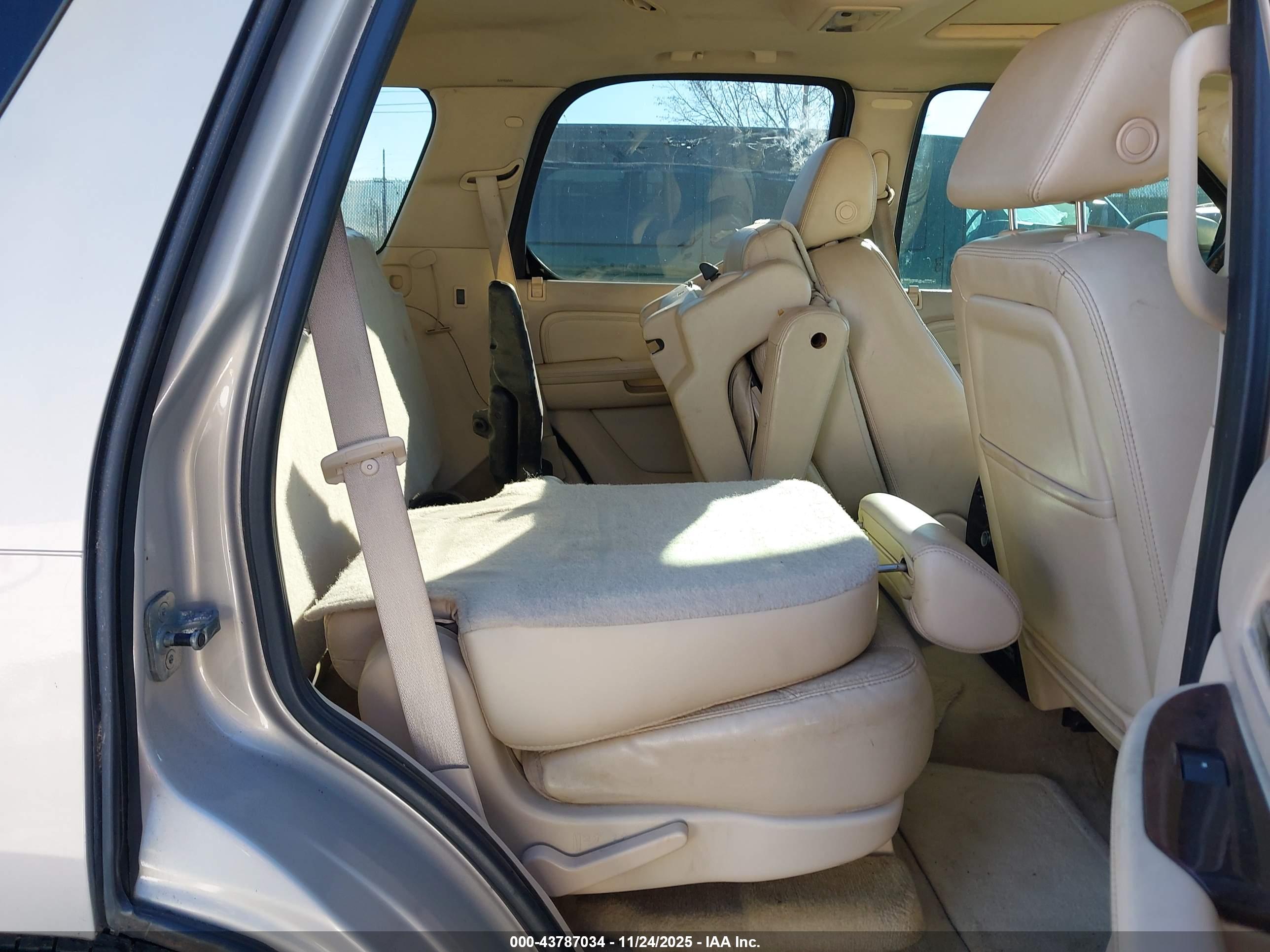 CADILLAC ESCALADE image 8