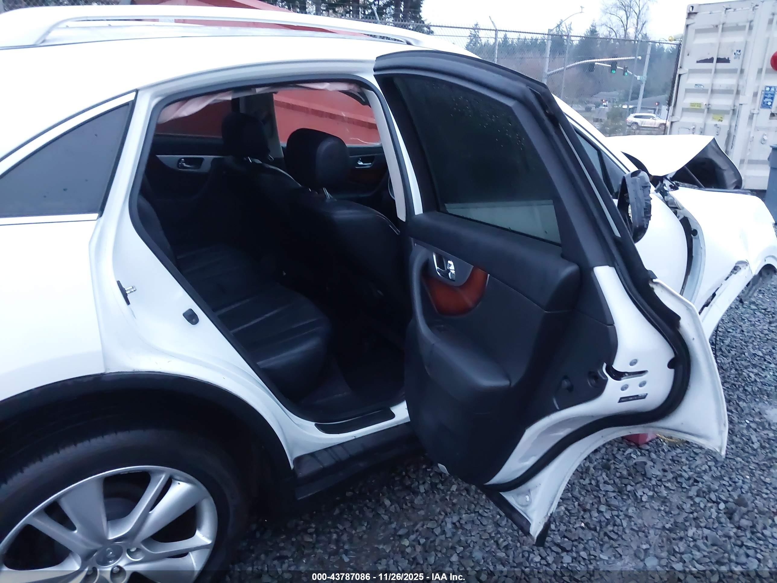 INFINITI FX35 image 8