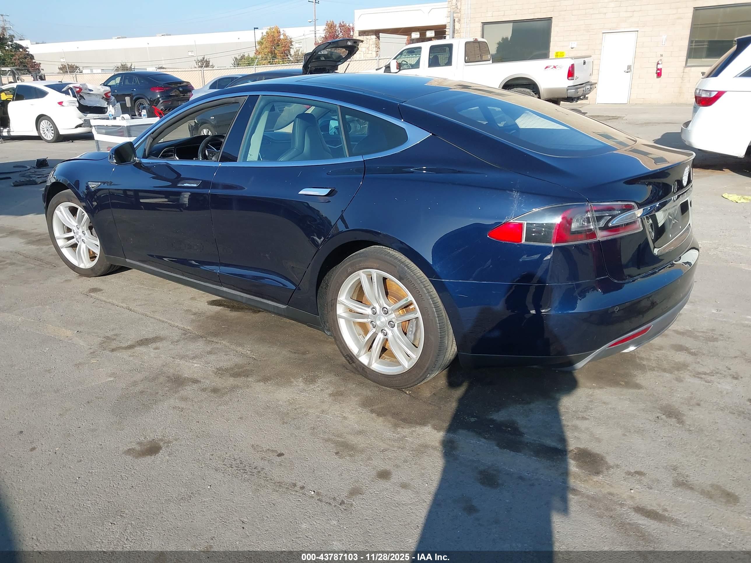 TESLA MODEL image 3