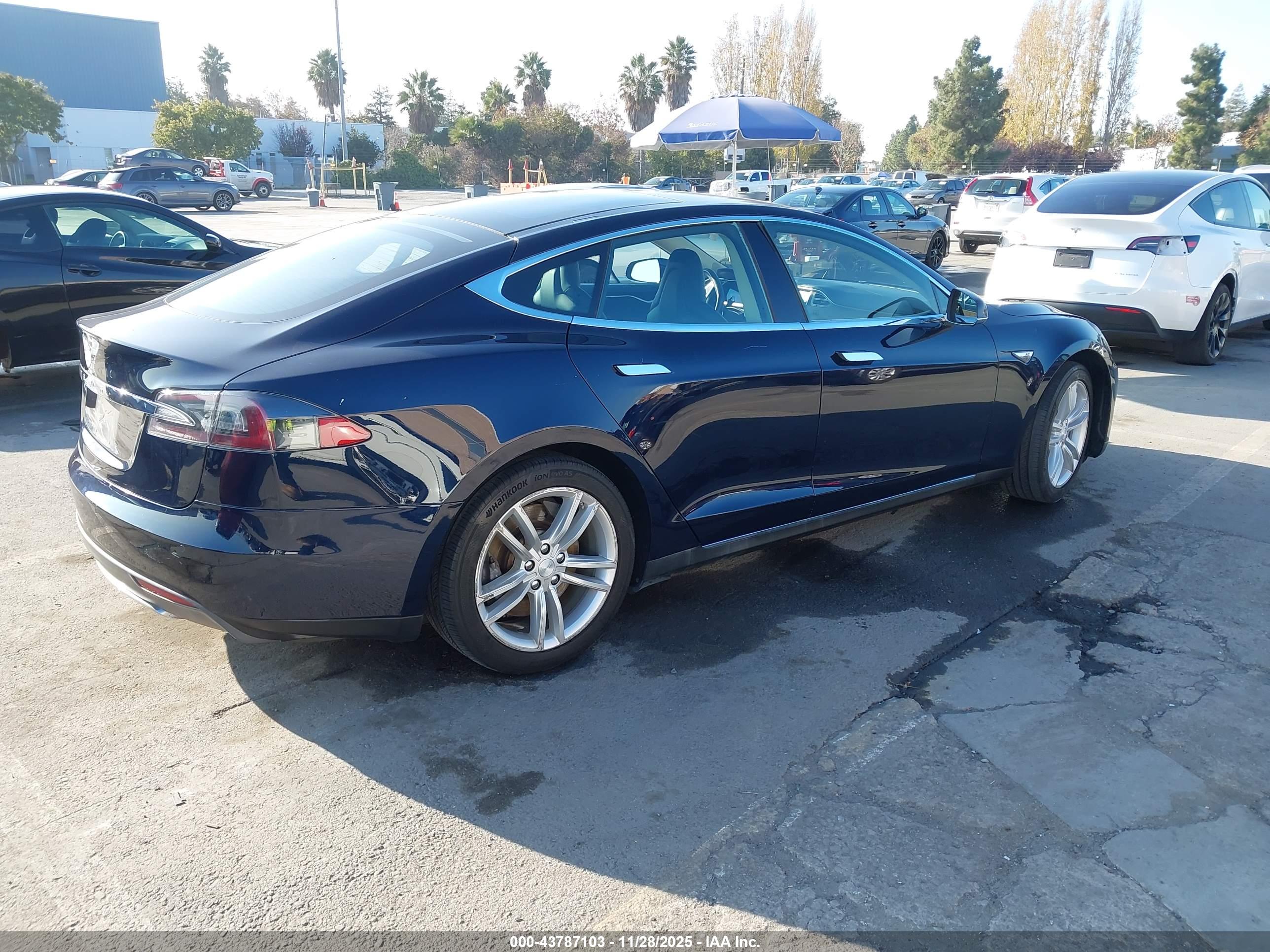 TESLA MODEL image 4