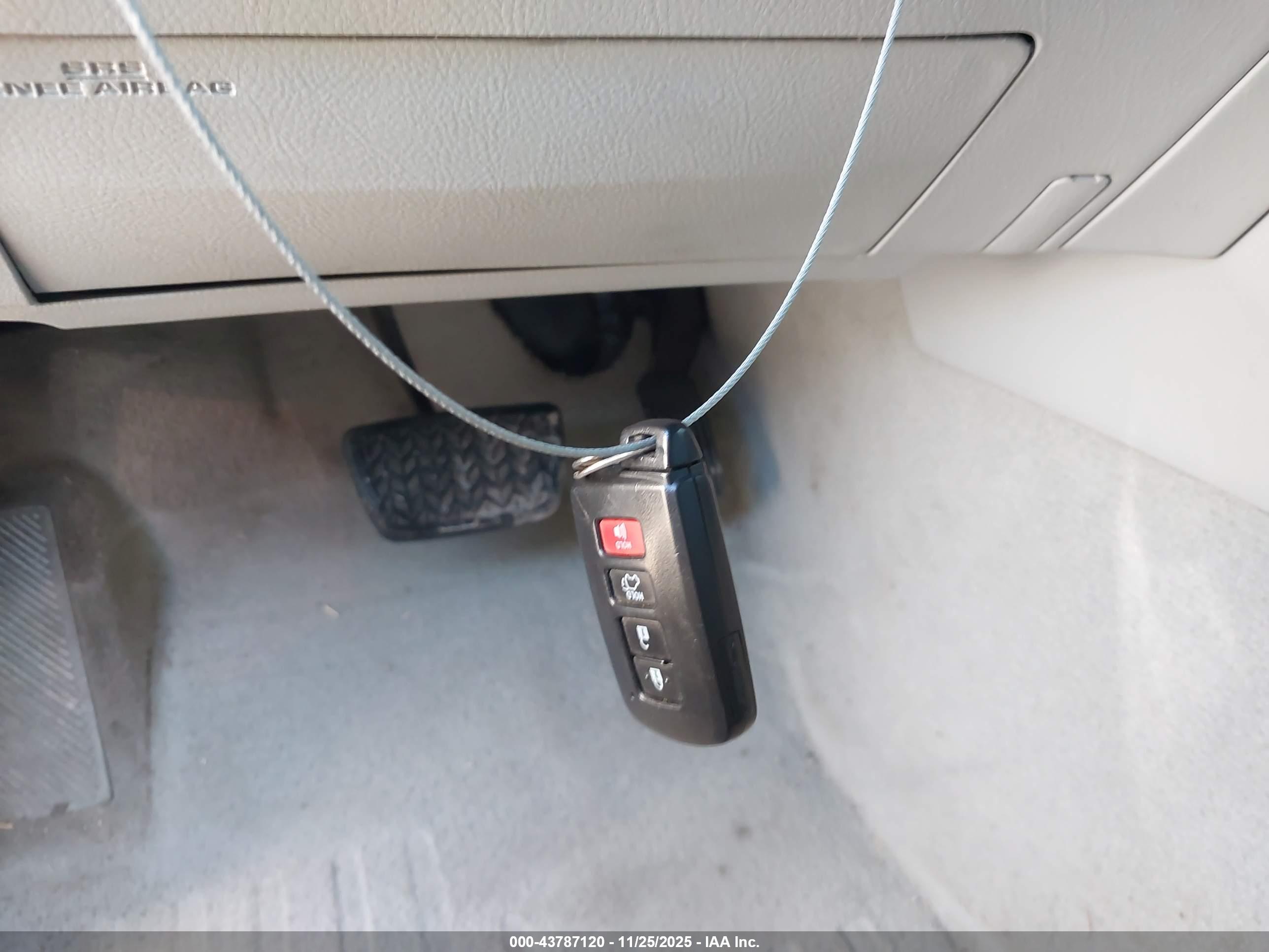 TOYOTA AVALON image 11
