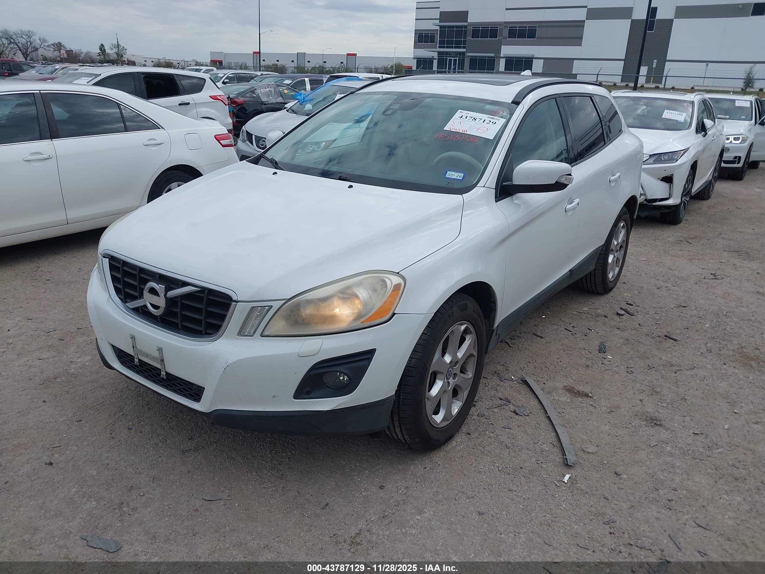 VOLVO XC60 image 2