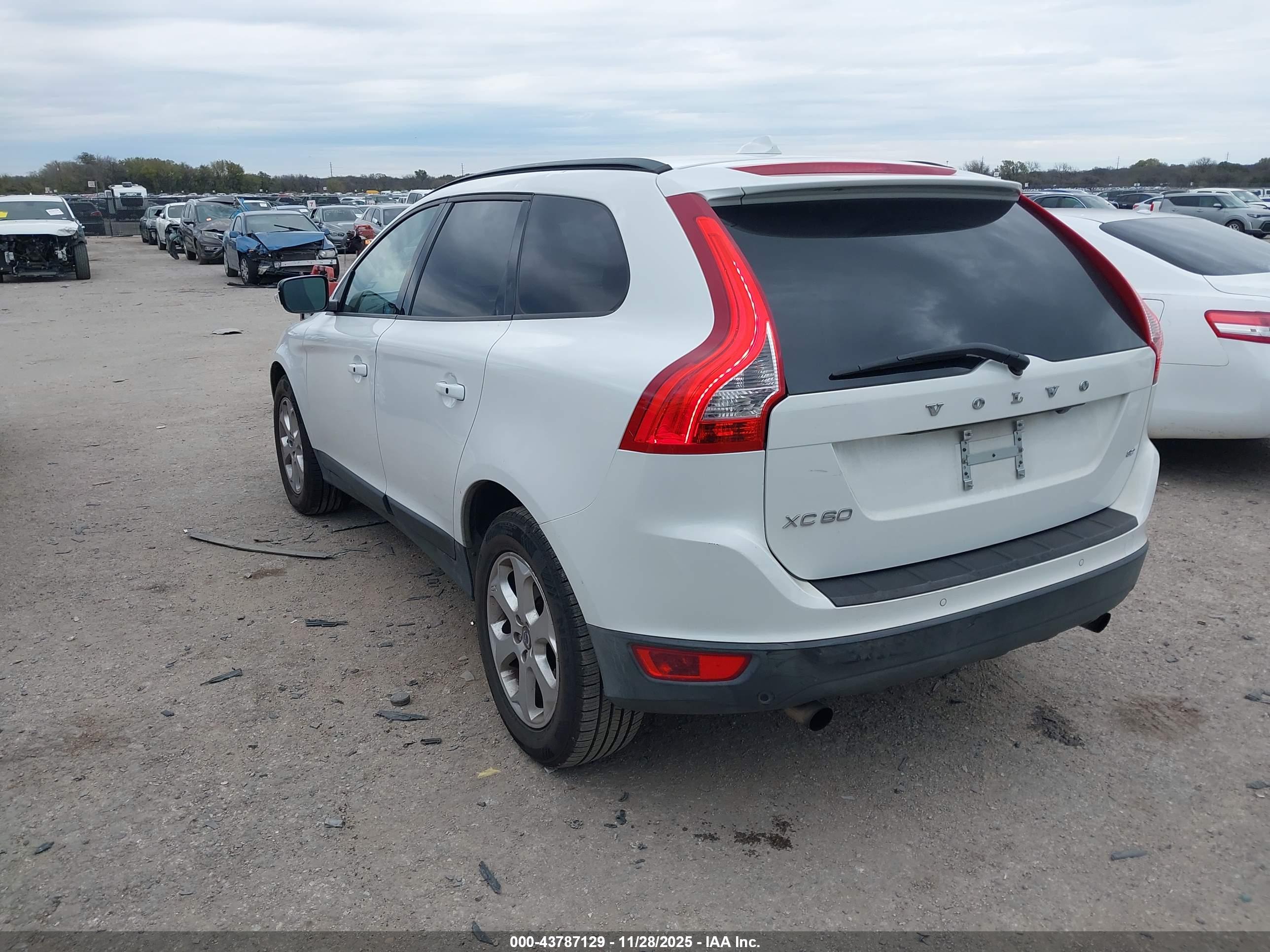 VOLVO XC60 image 3