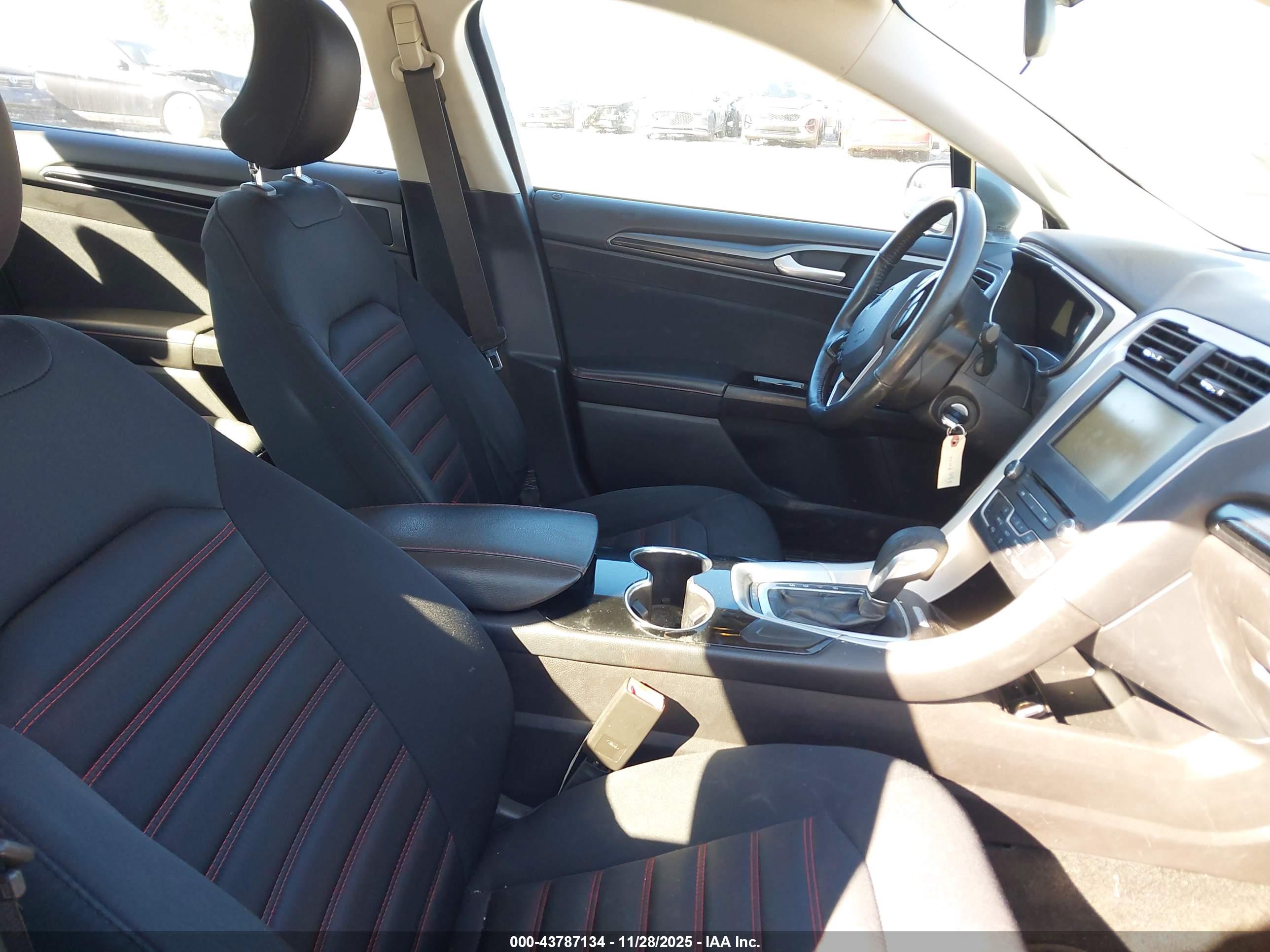 FORD FUSION image 5