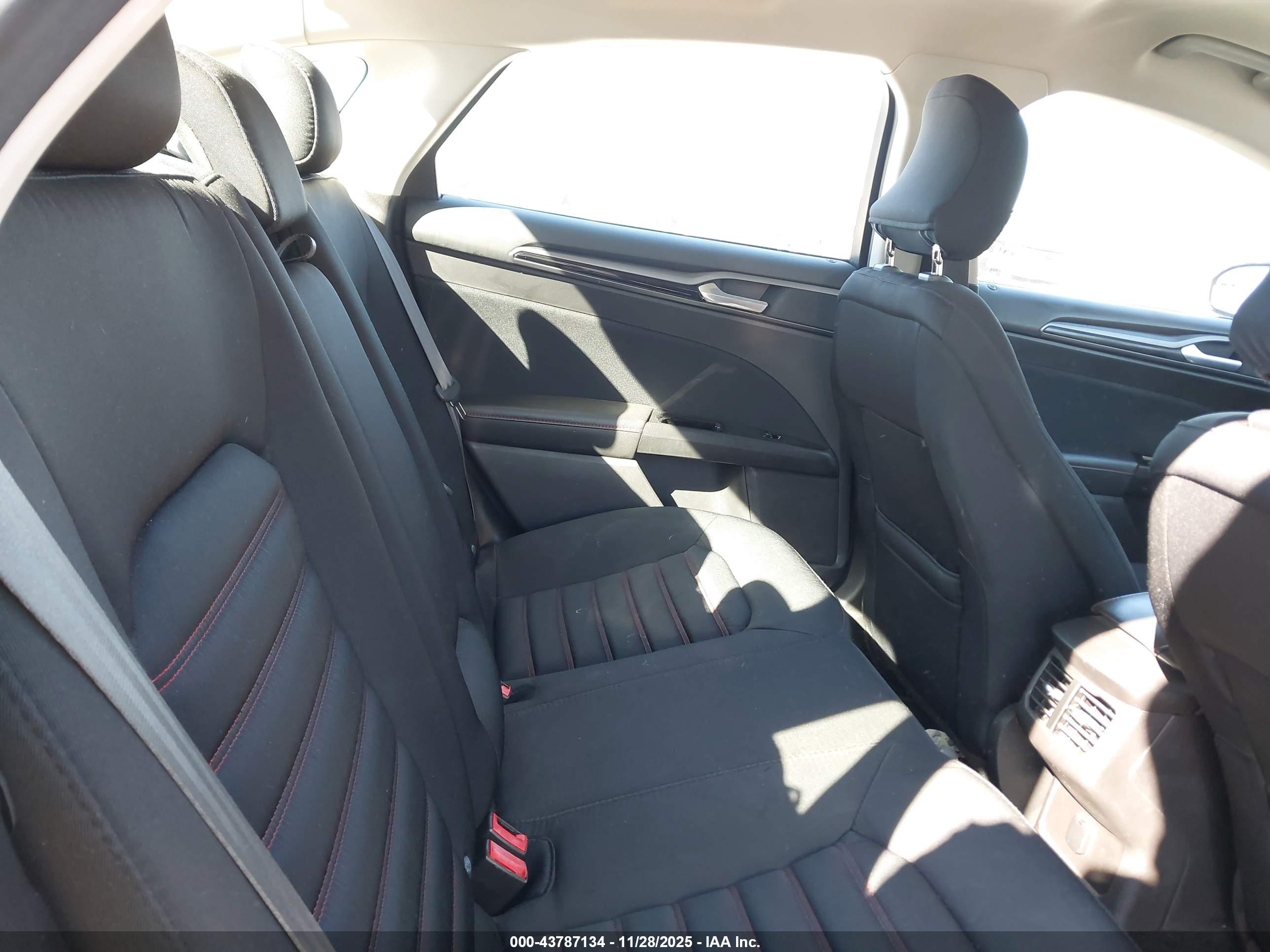FORD FUSION image 8