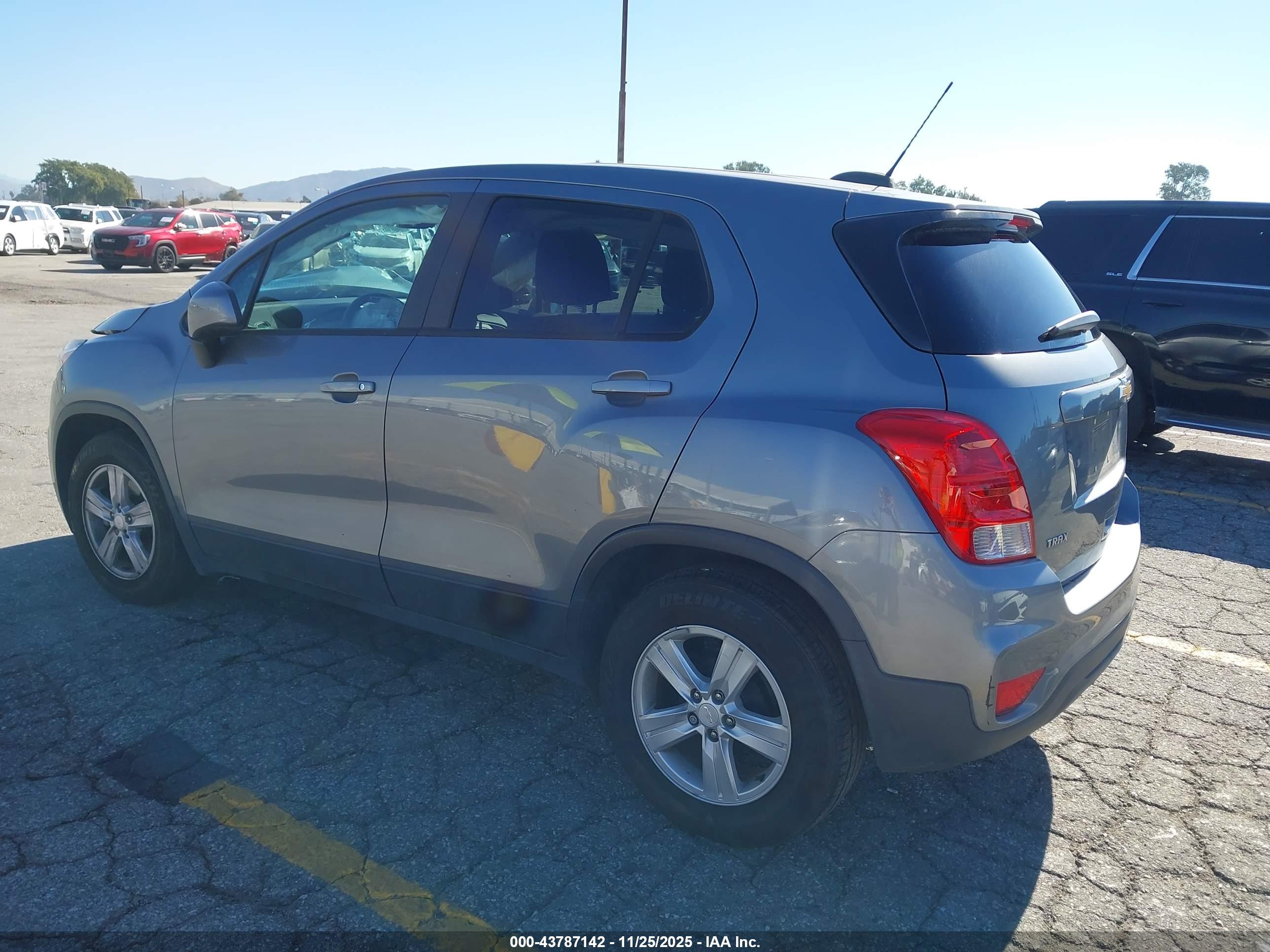 CHEVROLET TRAX image 3