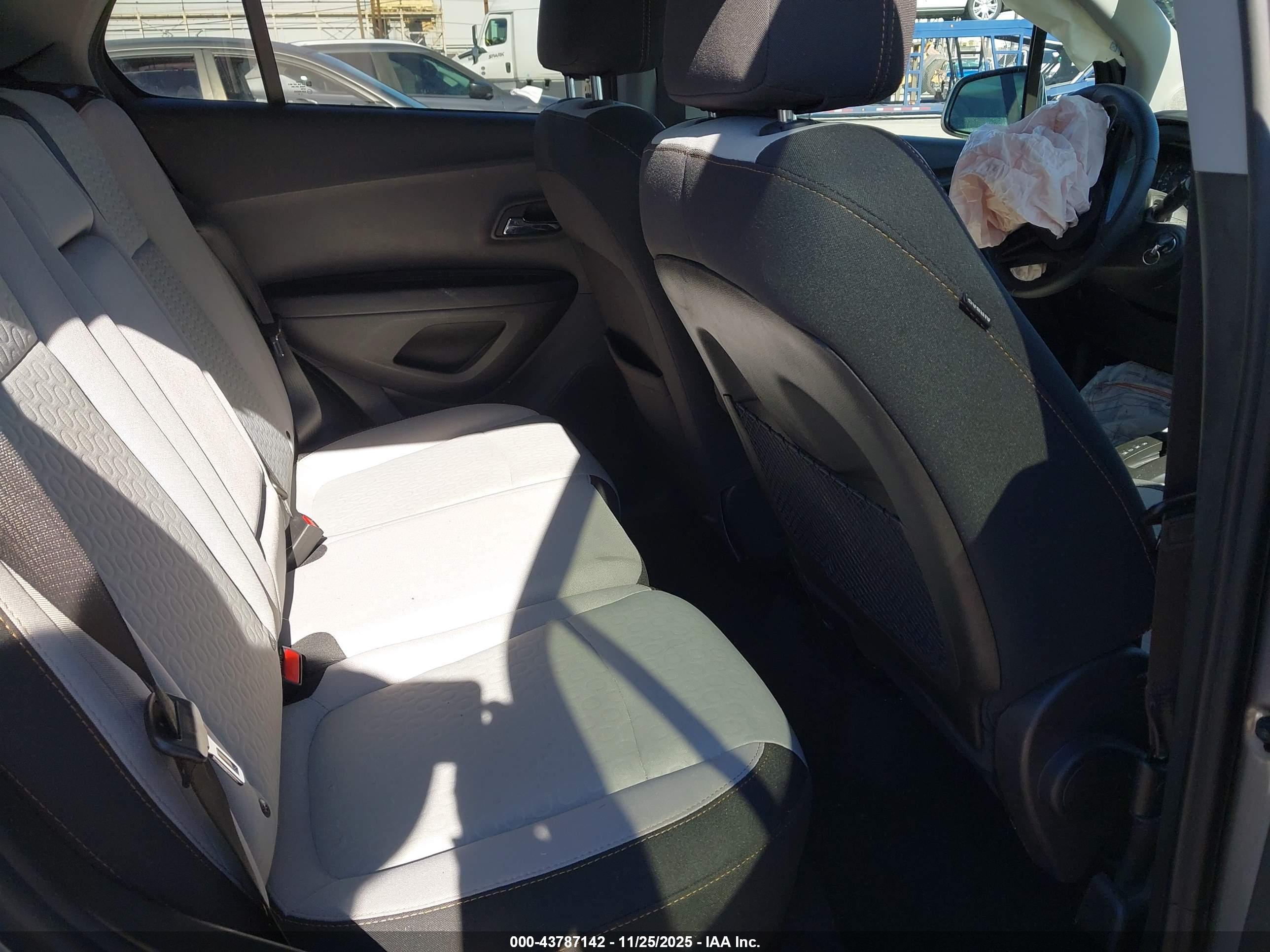 CHEVROLET TRAX image 8