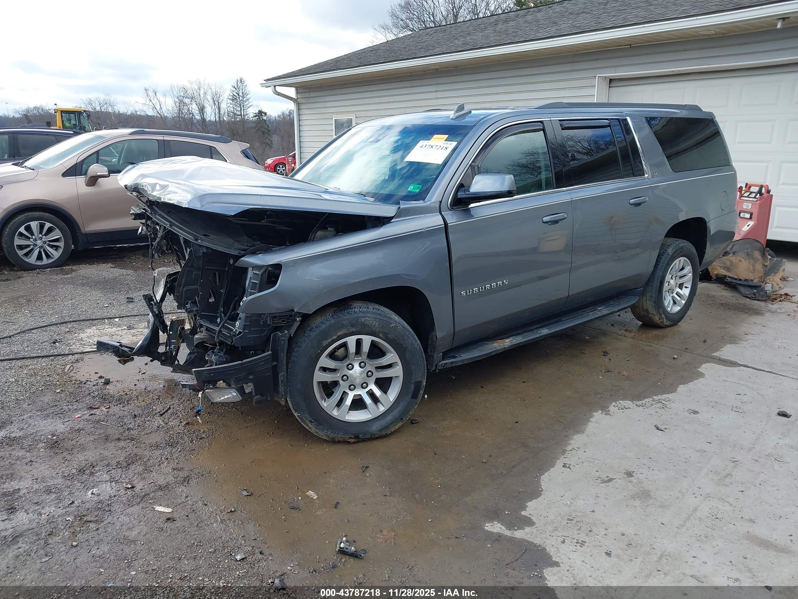 CHEVROLET SUBURBAN image 2