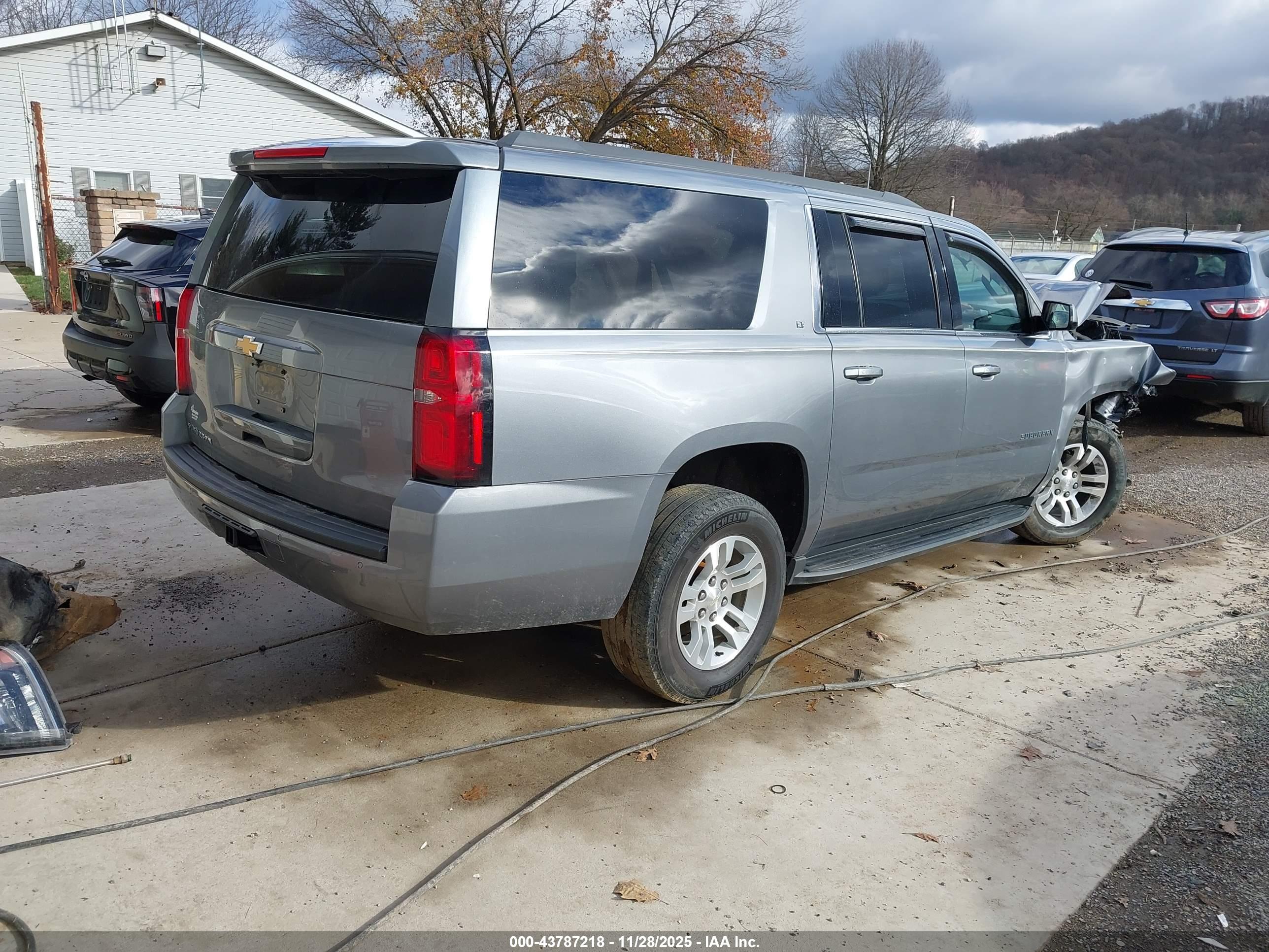 CHEVROLET SUBURBAN image 4
