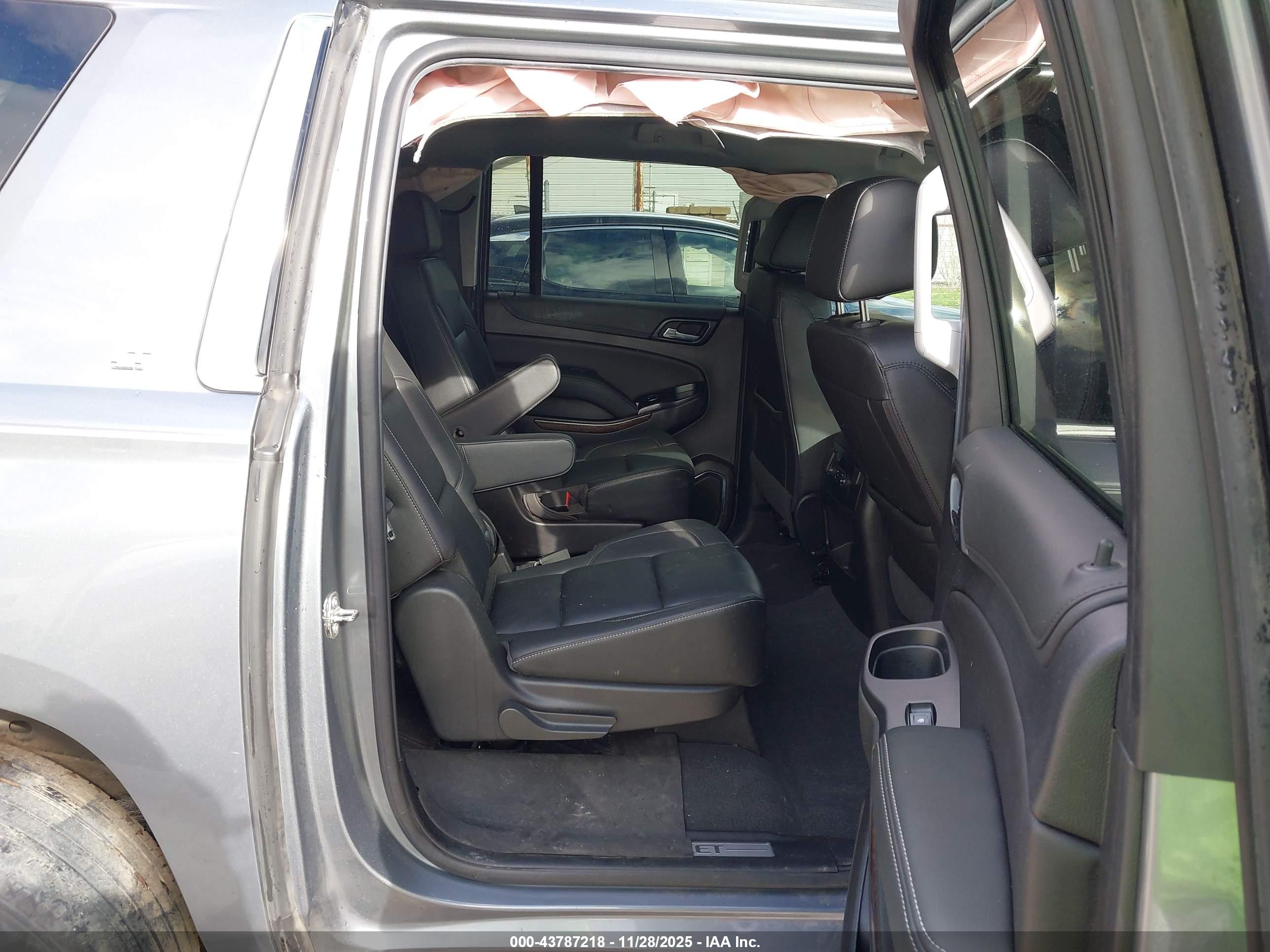 CHEVROLET SUBURBAN image 8