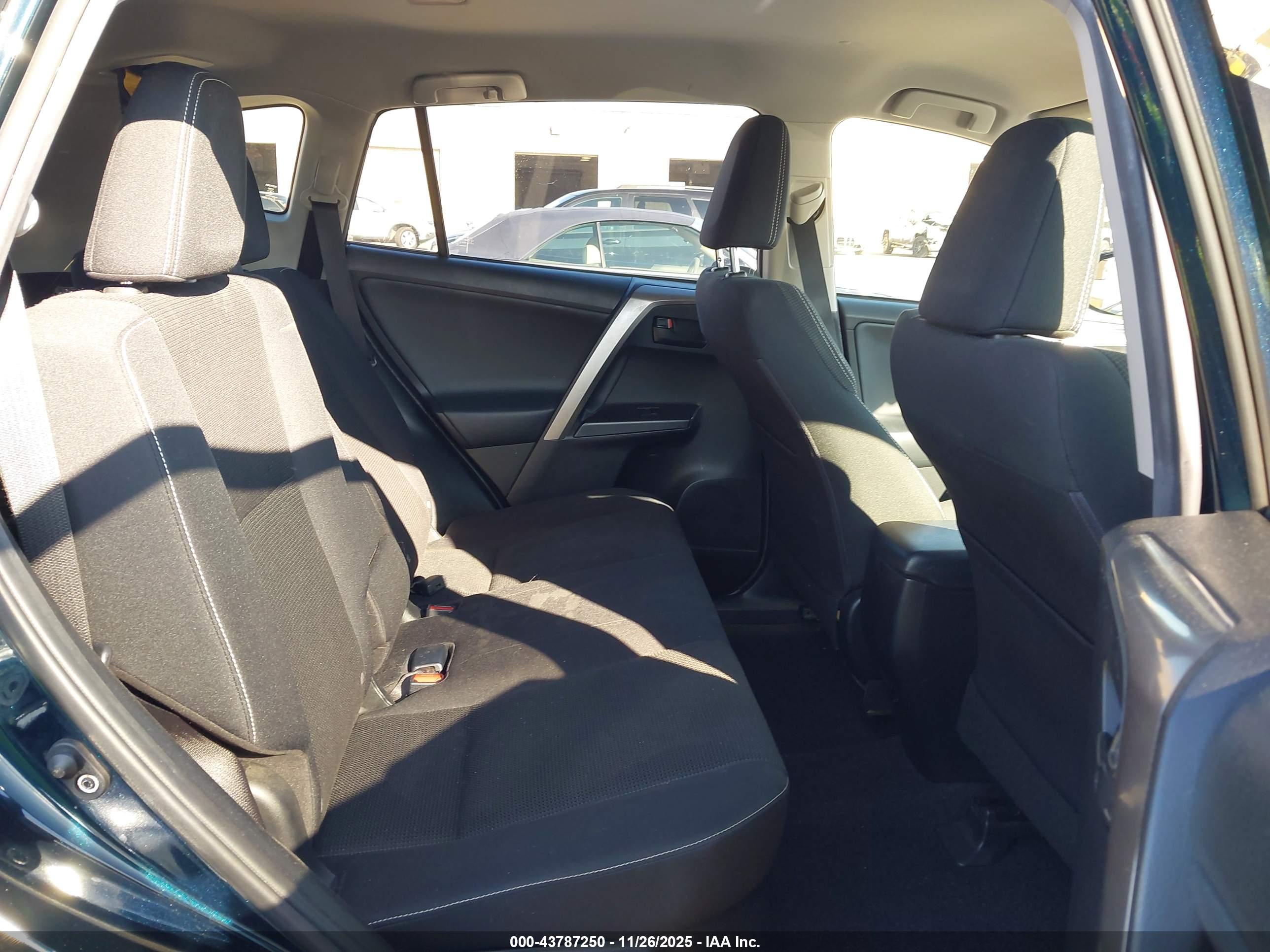 TOYOTA RAV4 image 8
