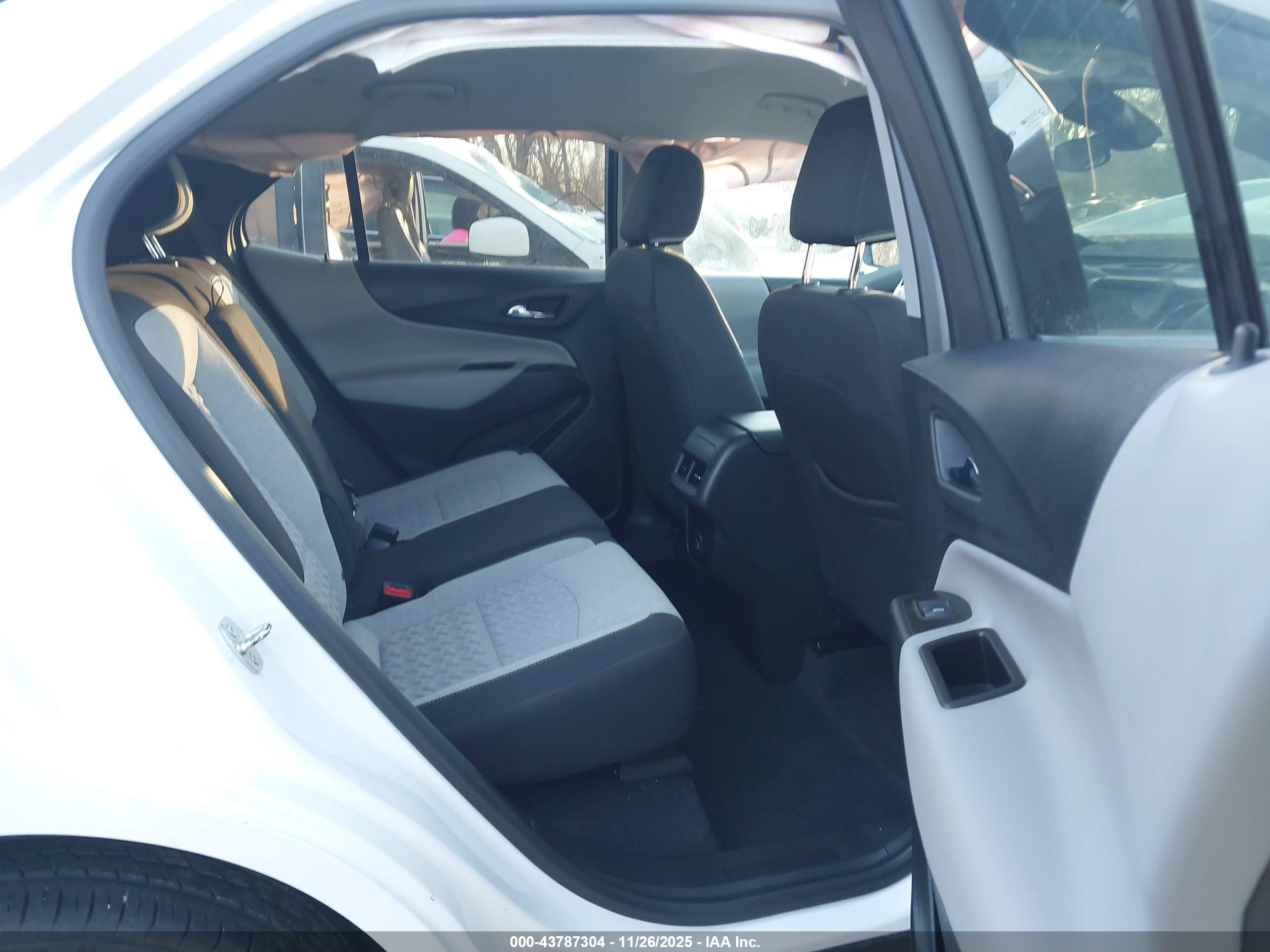 CHEVROLET EQUINOX image 8