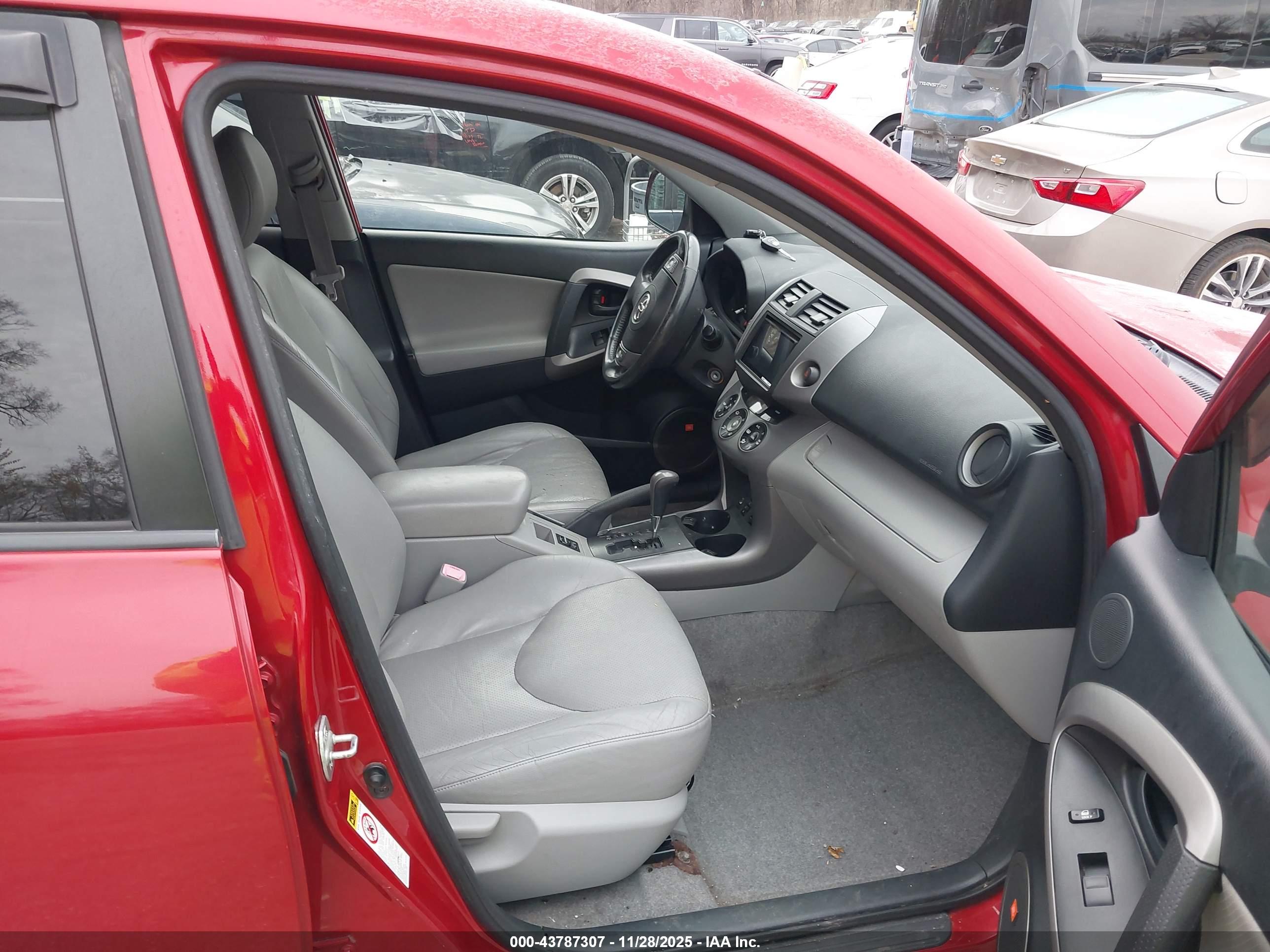 TOYOTA RAV4 image 5