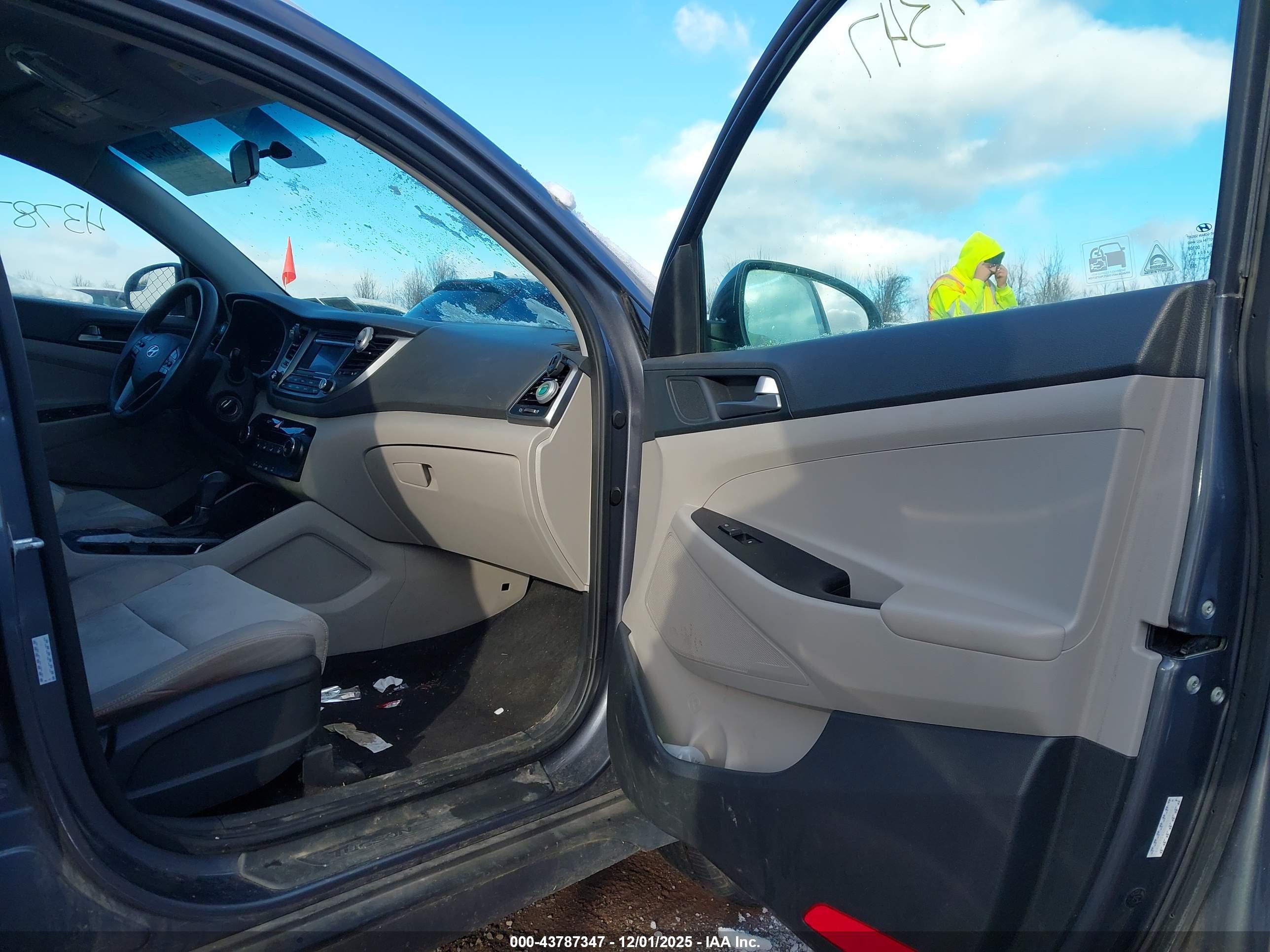 HYUNDAI TUCSON image 5