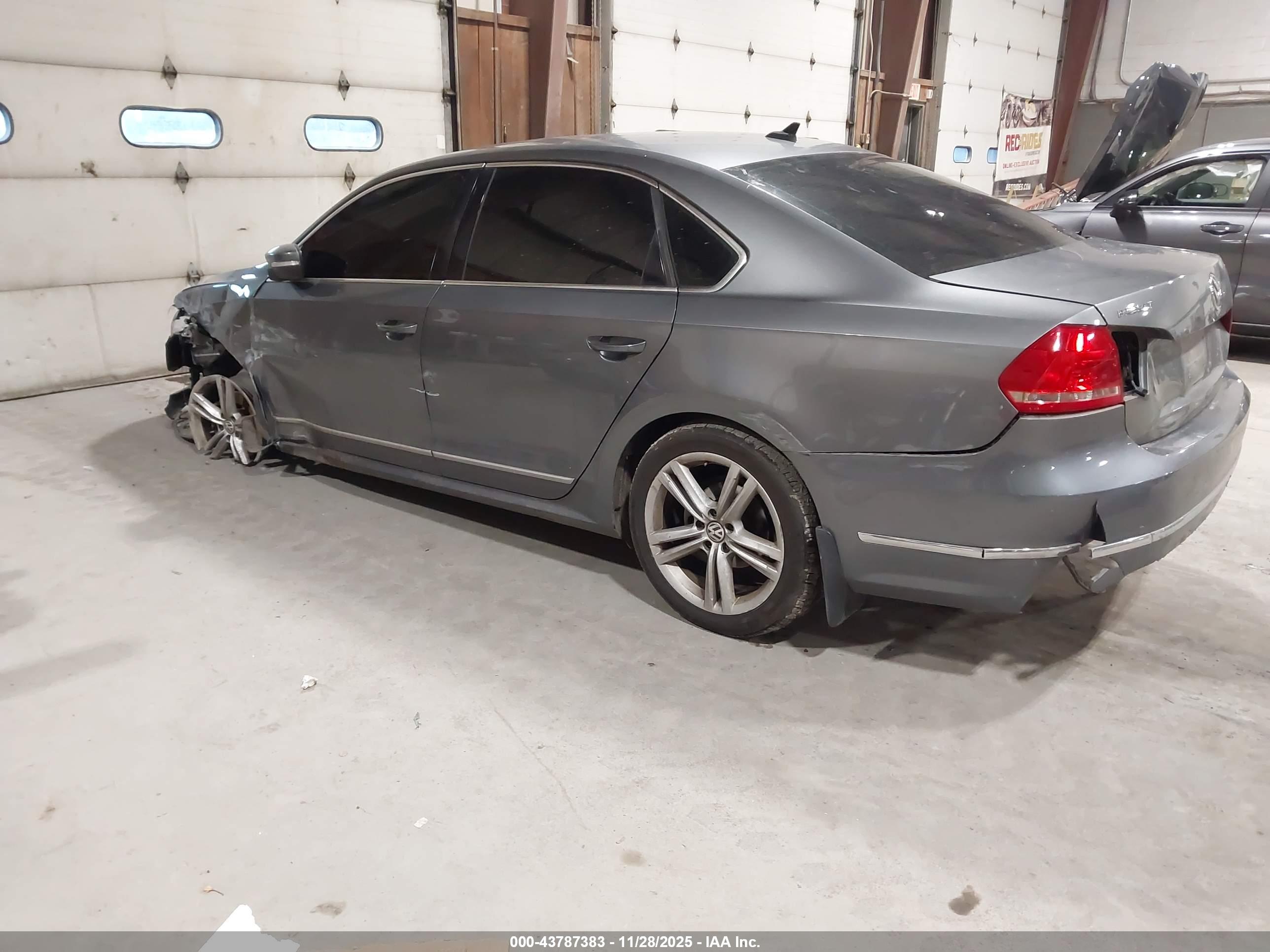 VOLKSWAGEN PASSAT image 3