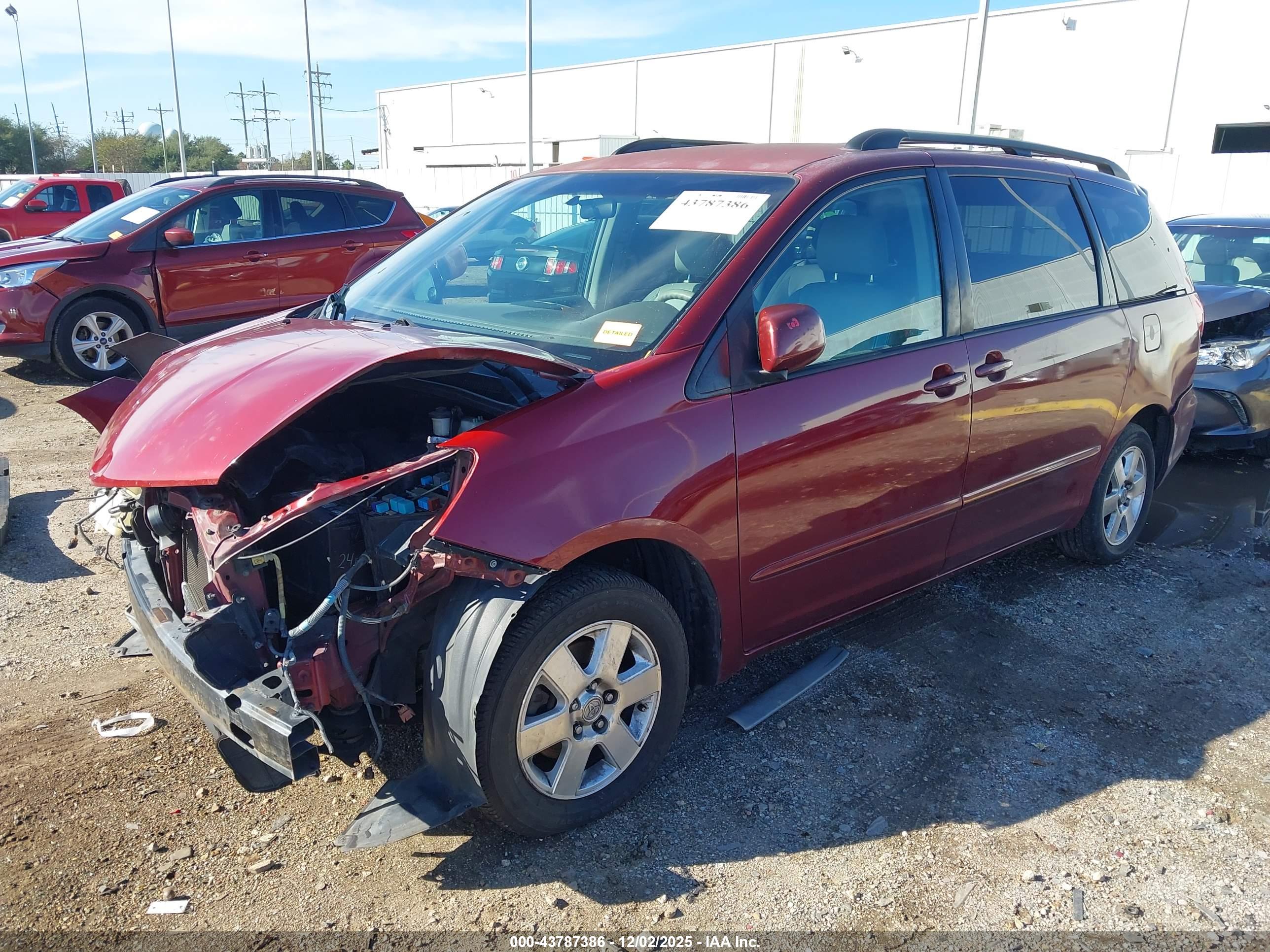 TOYOTA SIENNA image 2