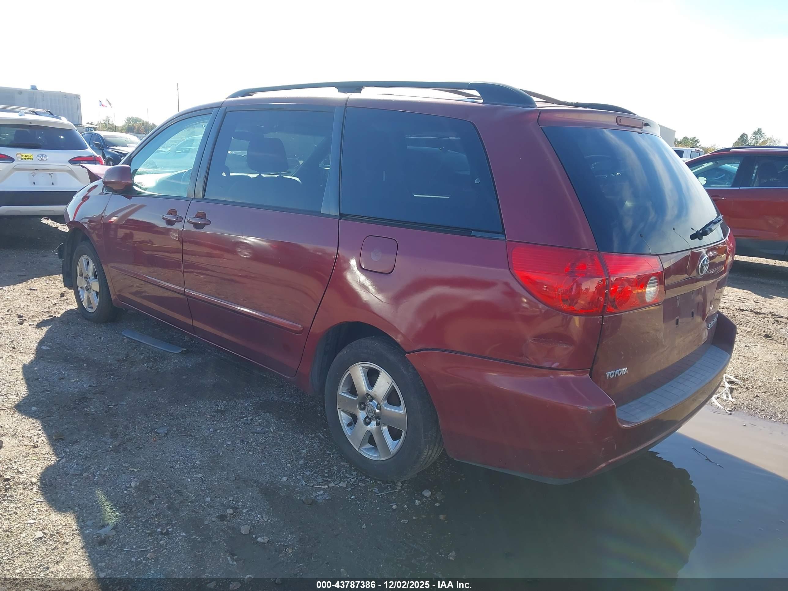 TOYOTA SIENNA image 3
