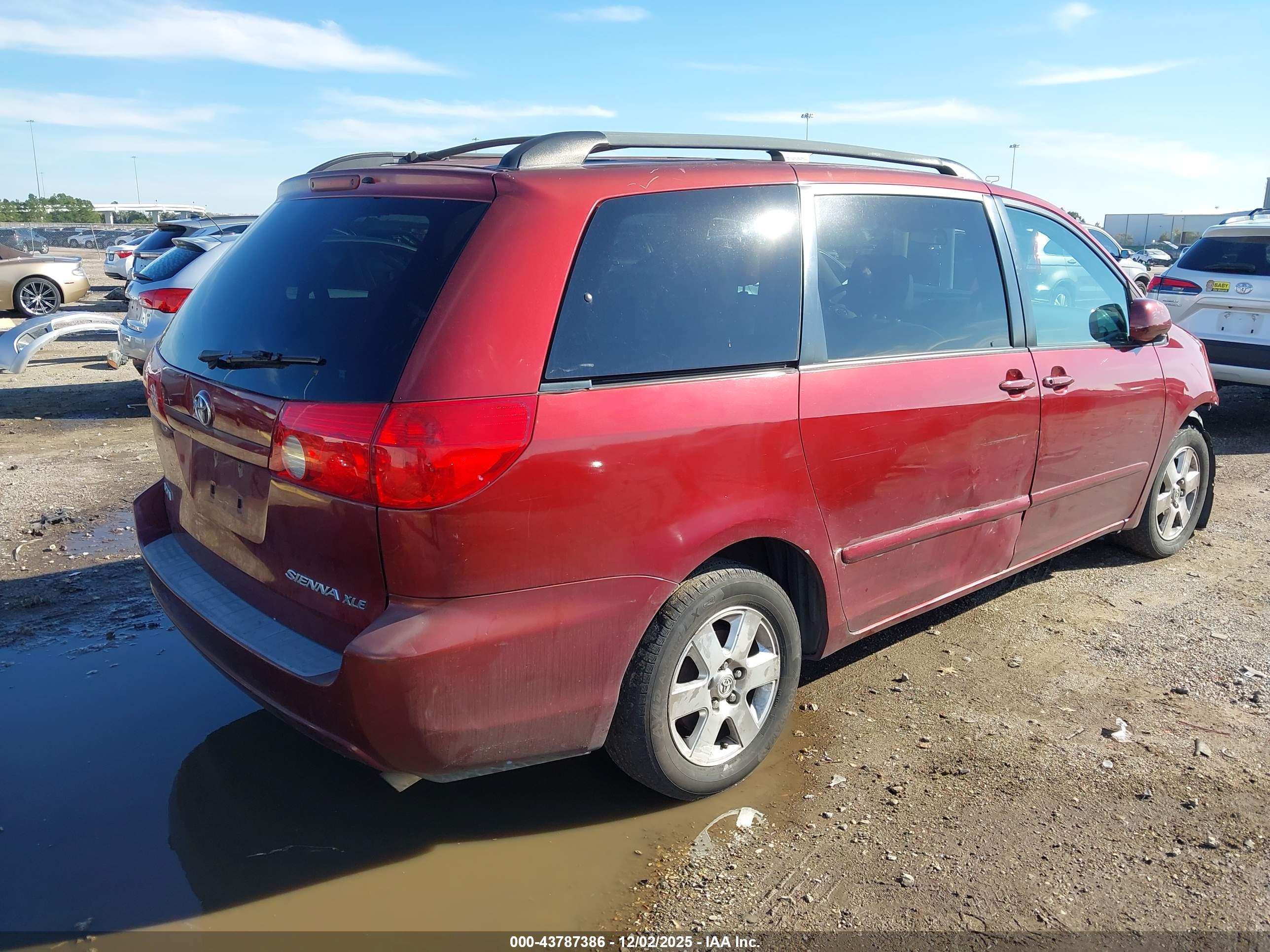 TOYOTA SIENNA image 4