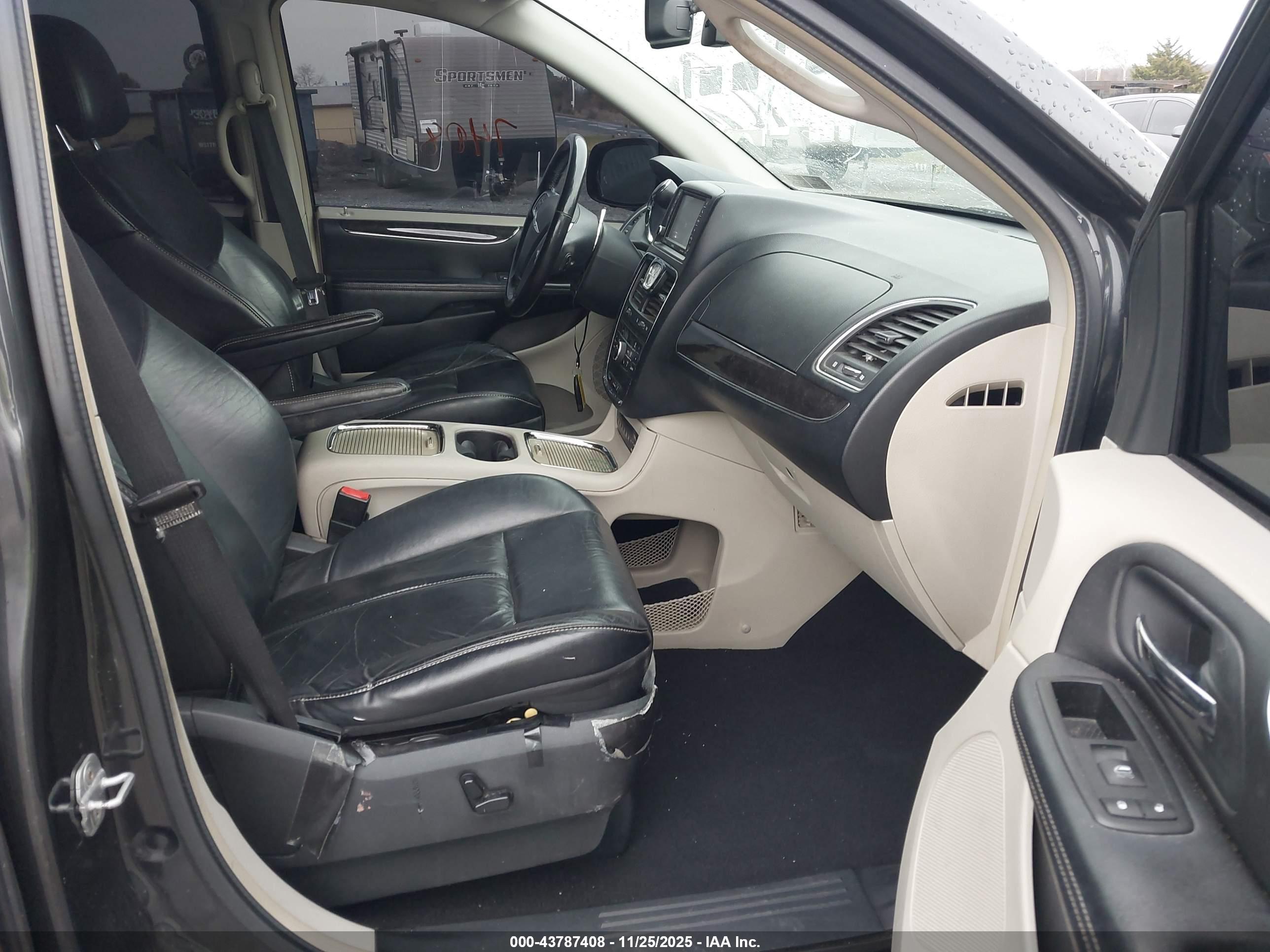CHRYSLER TOWN image 5