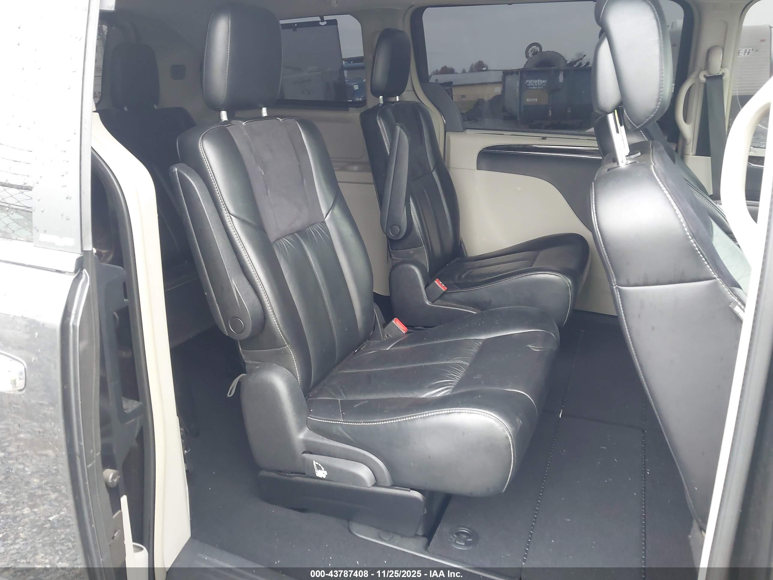 CHRYSLER TOWN image 8