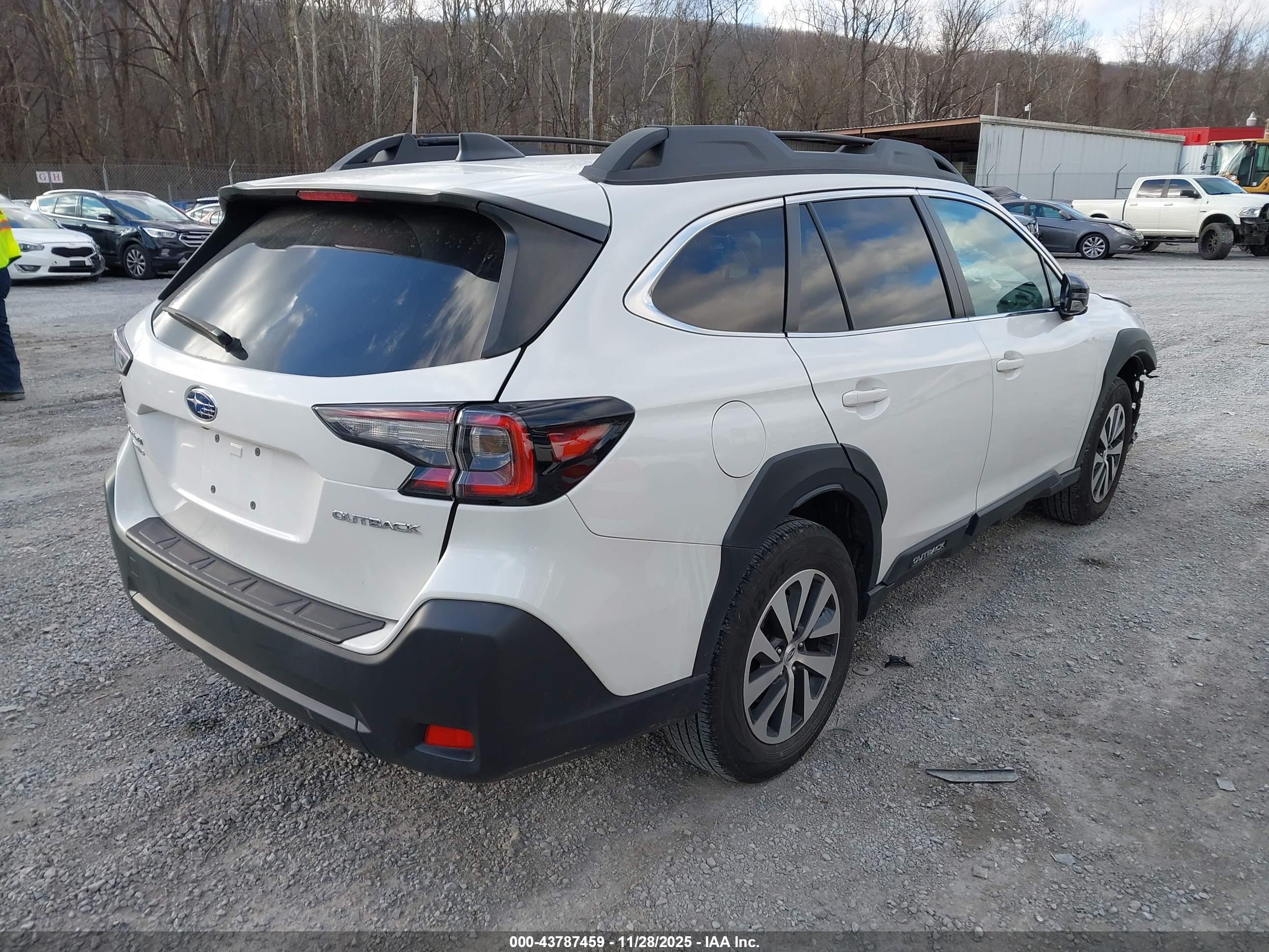 SUBARU OUTBACK image 4