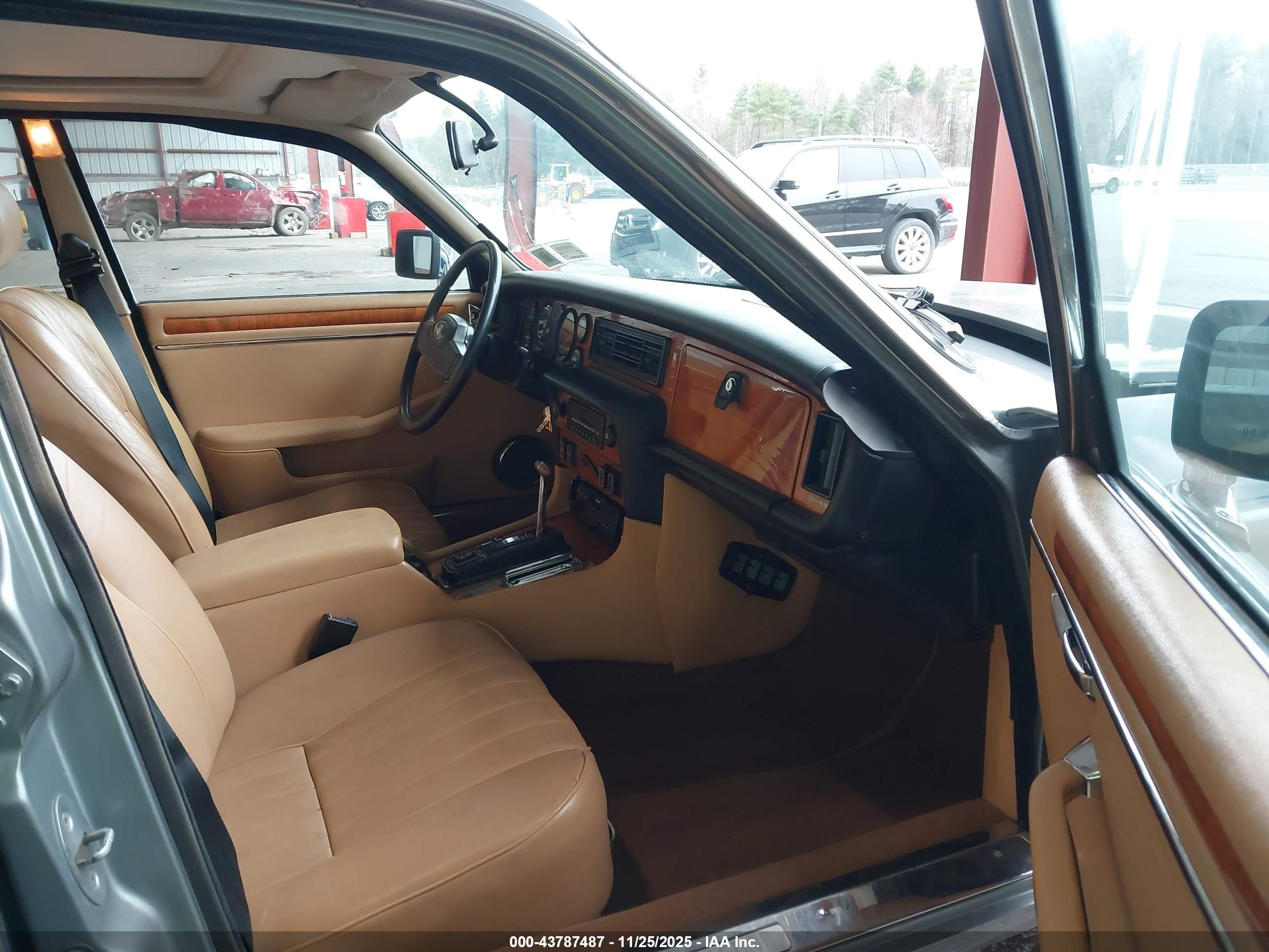JAGUAR XJ6 image 5