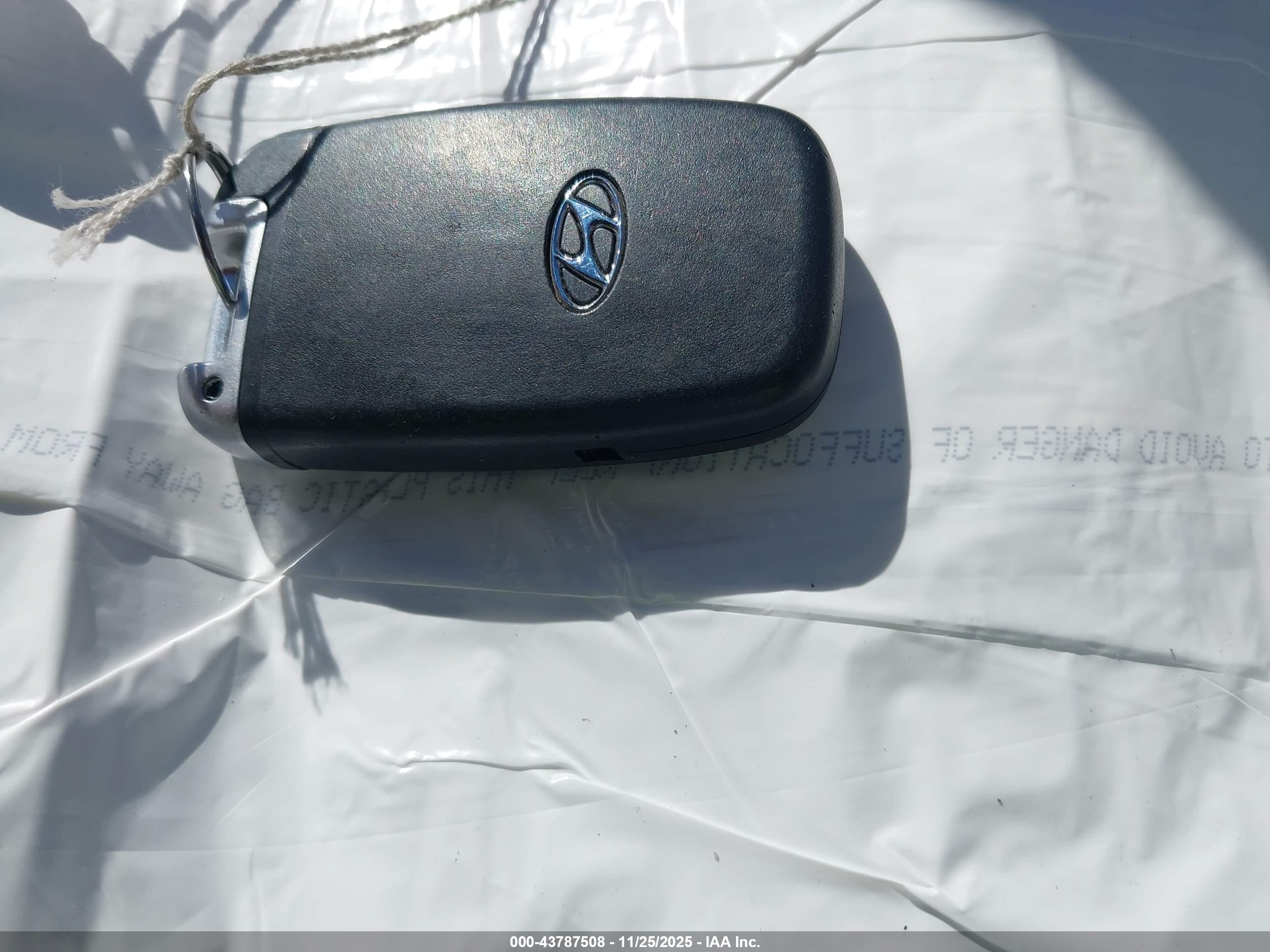HYUNDAI VELOSTER image 11