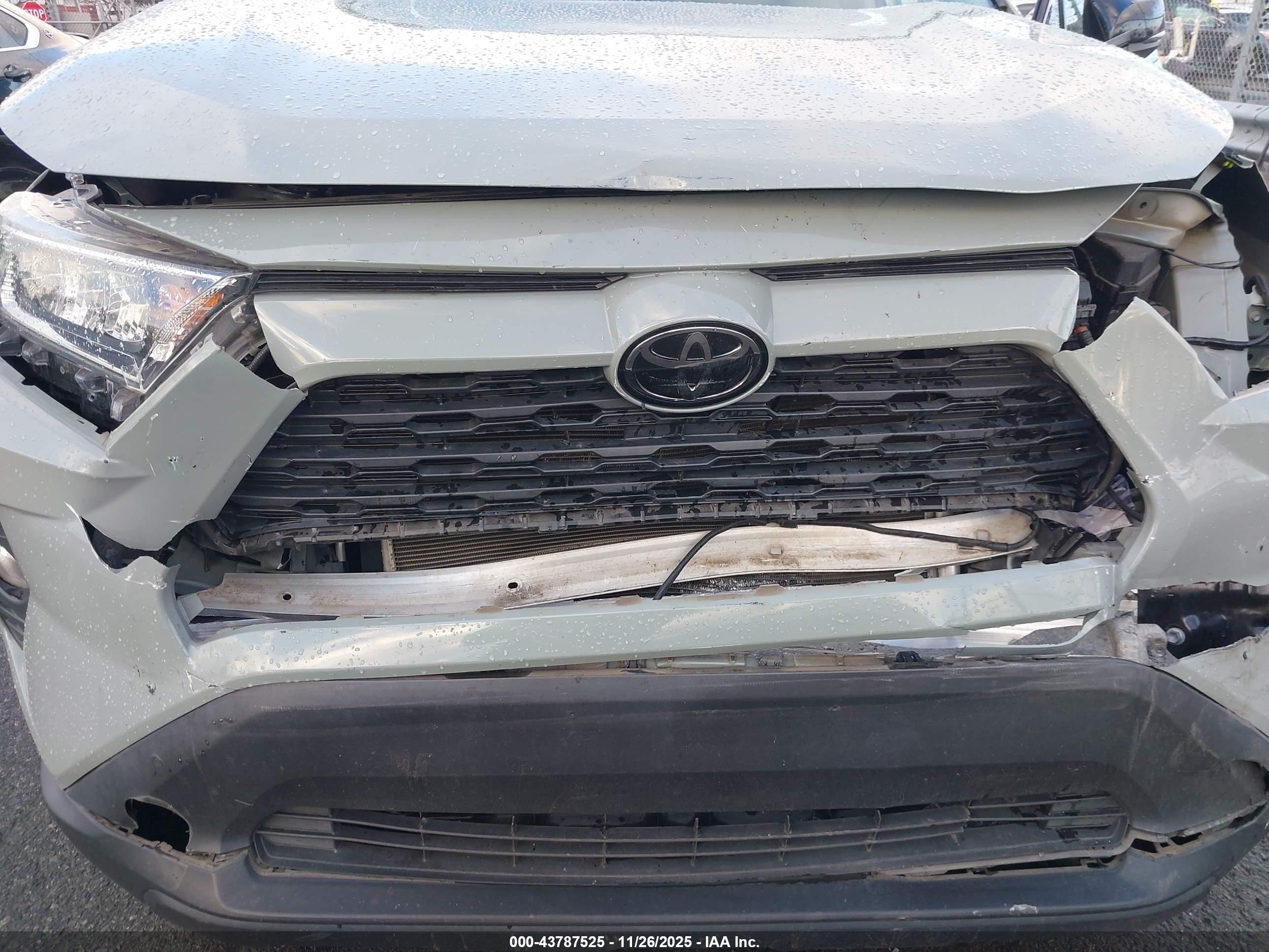 TOYOTA RAV4 image 6