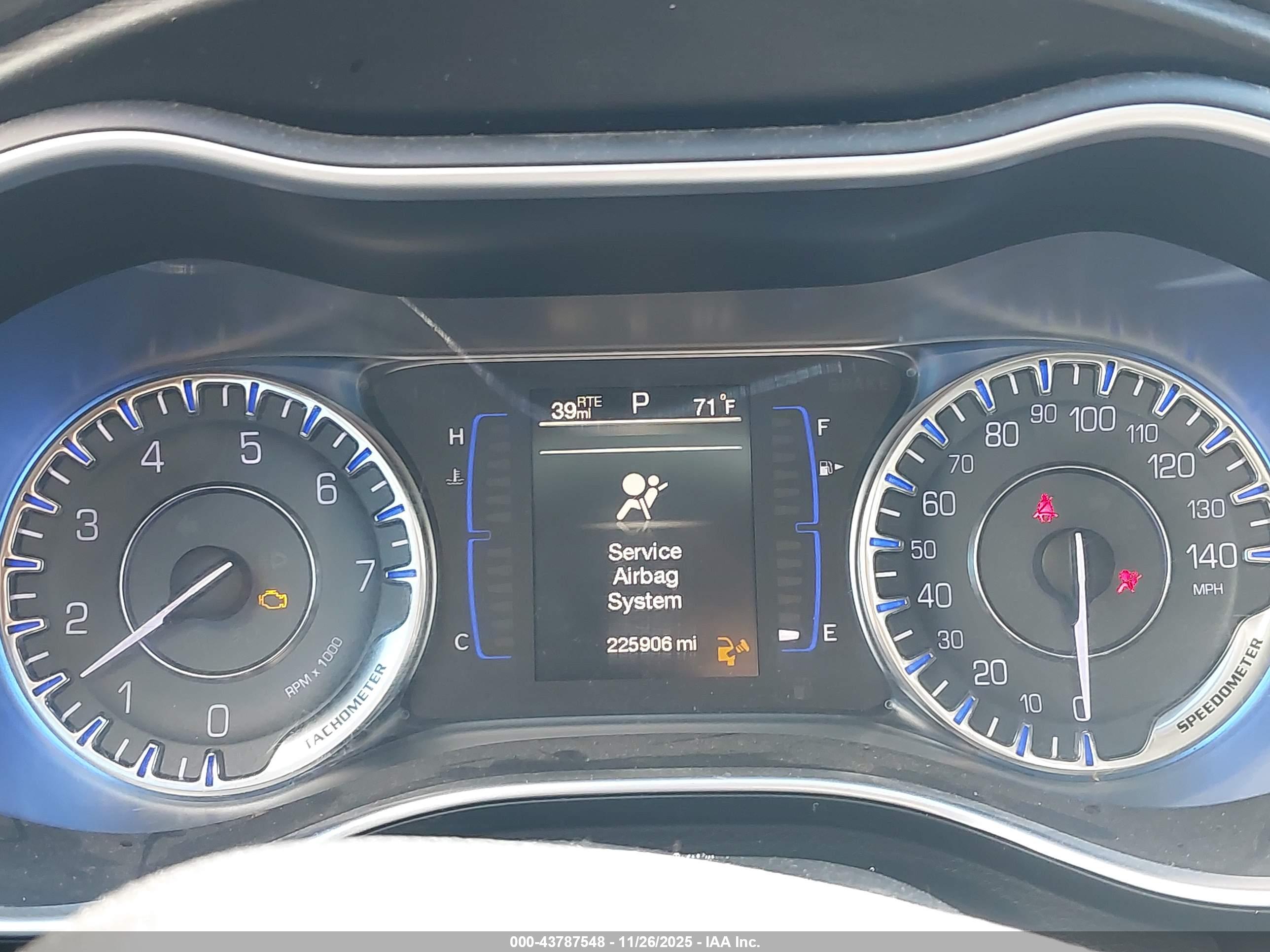 CHRYSLER 200 image 7