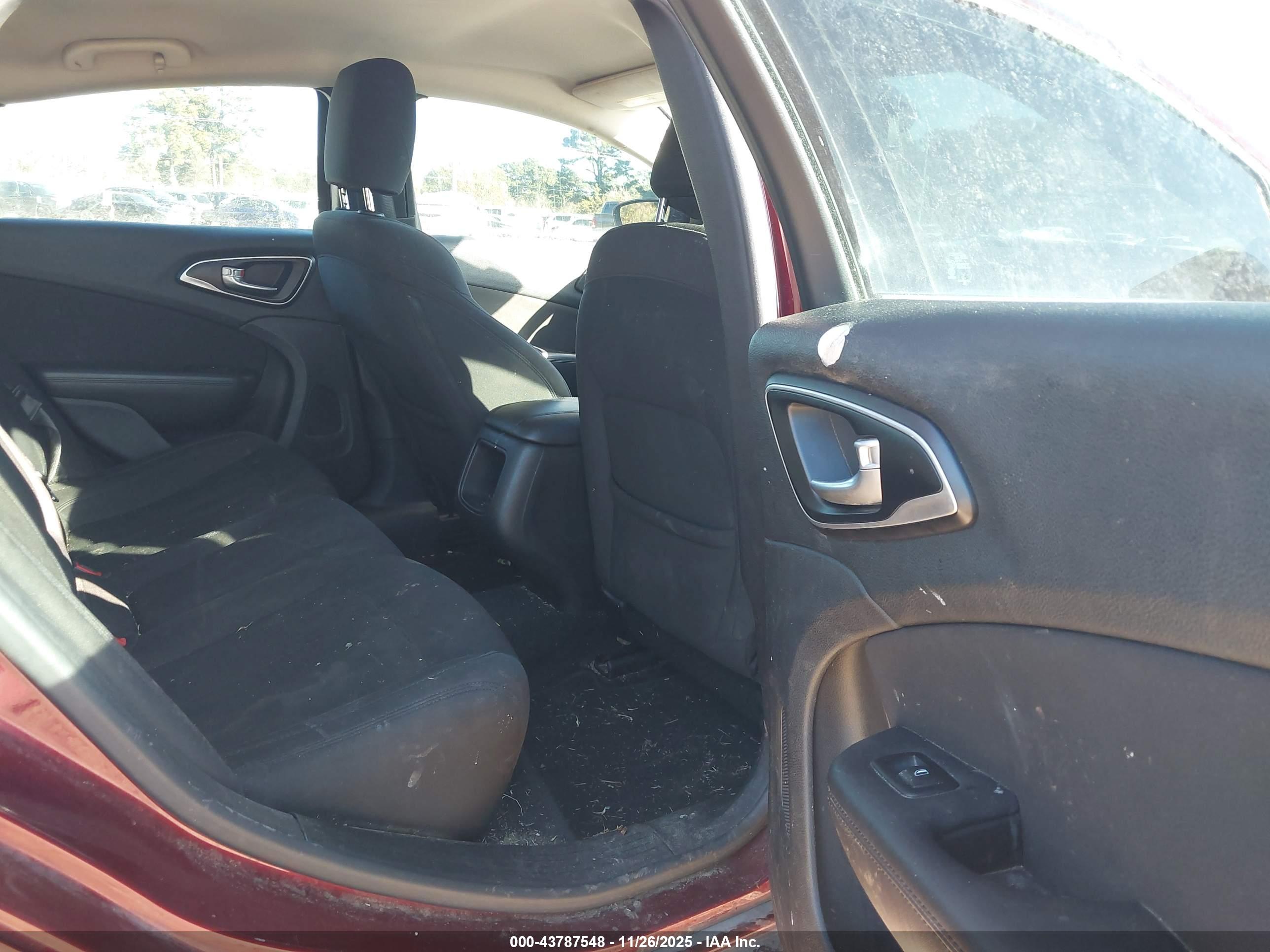 CHRYSLER 200 image 8