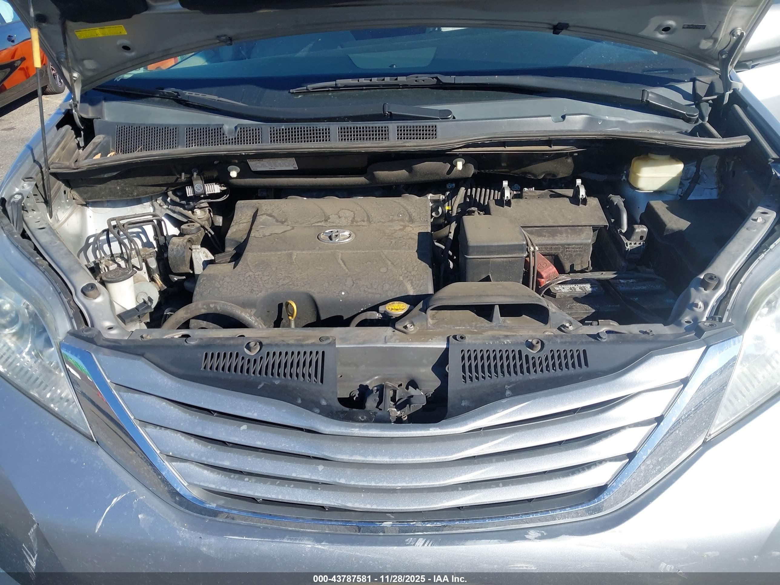 TOYOTA SIENNA image 10