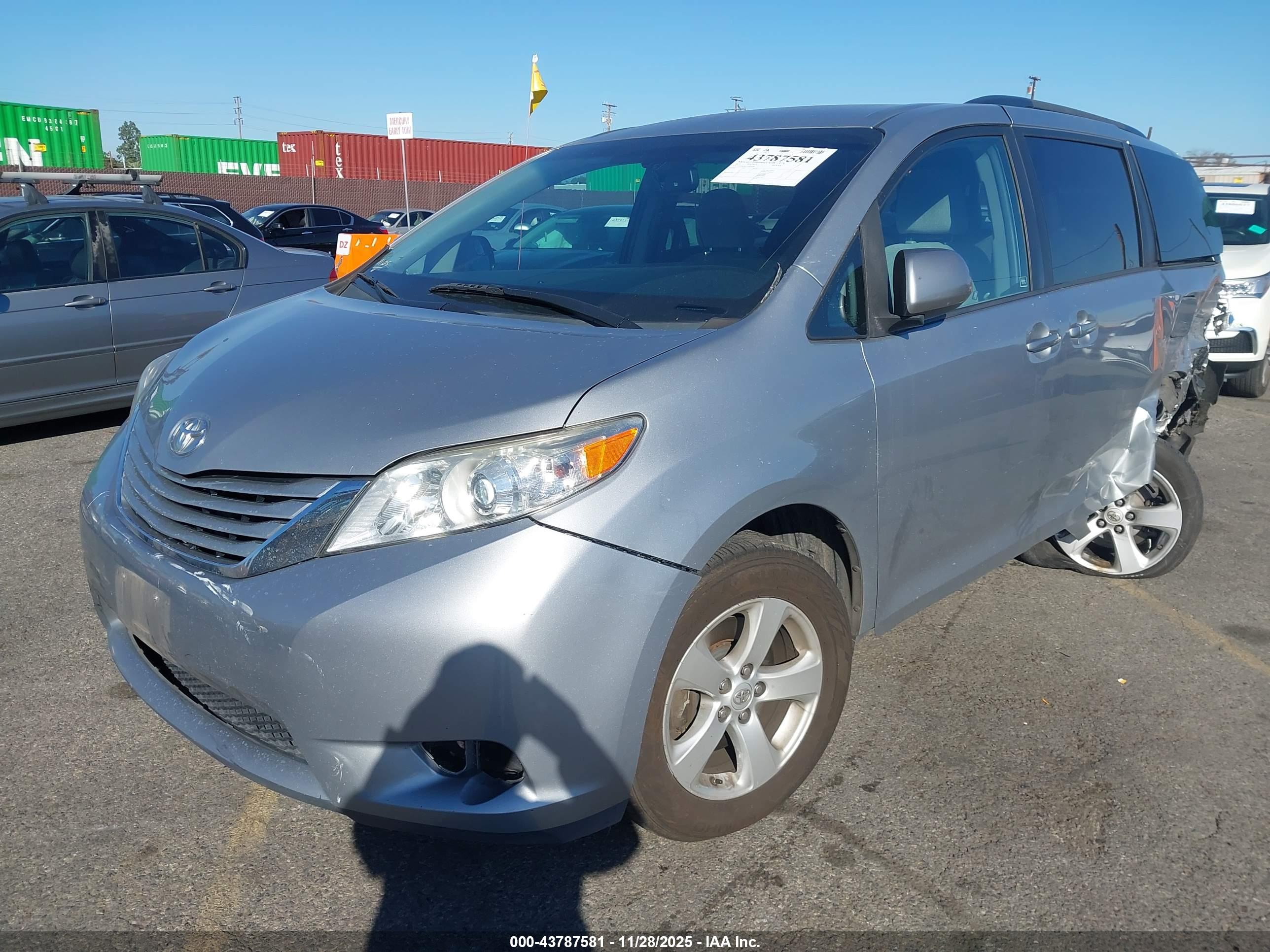 TOYOTA SIENNA image 2