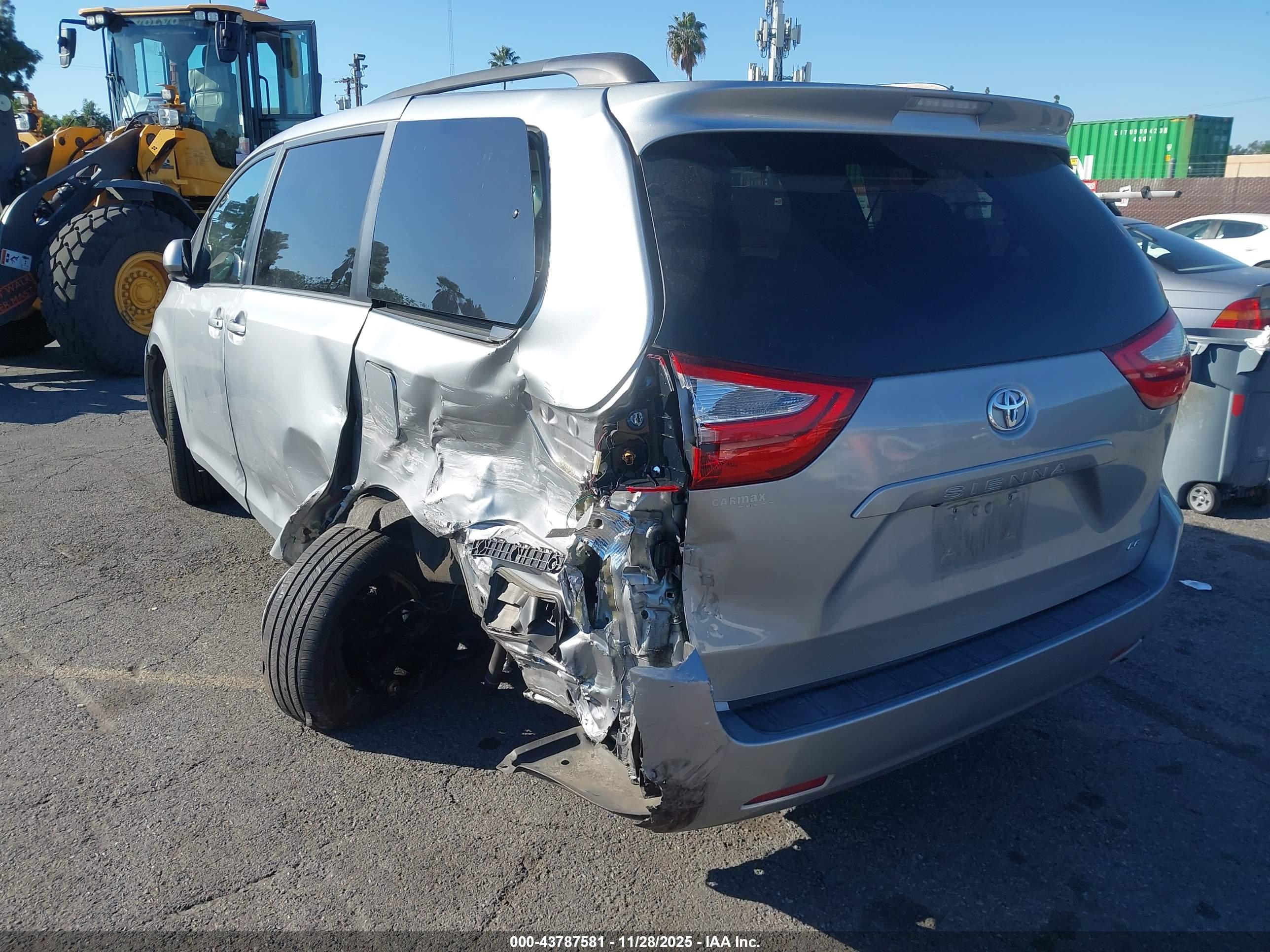 TOYOTA SIENNA image 3