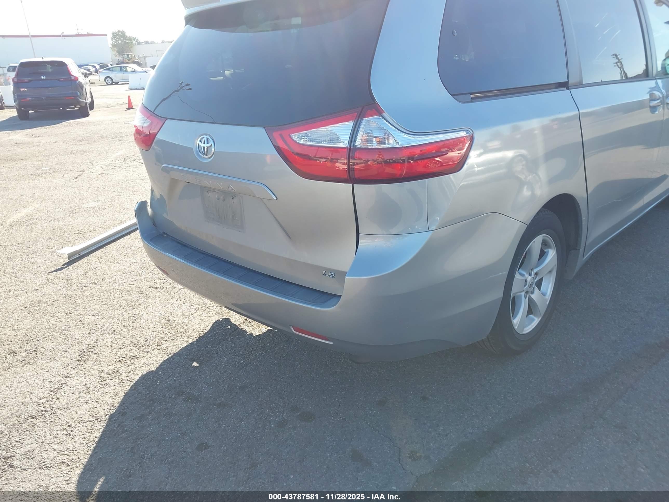 TOYOTA SIENNA image 4