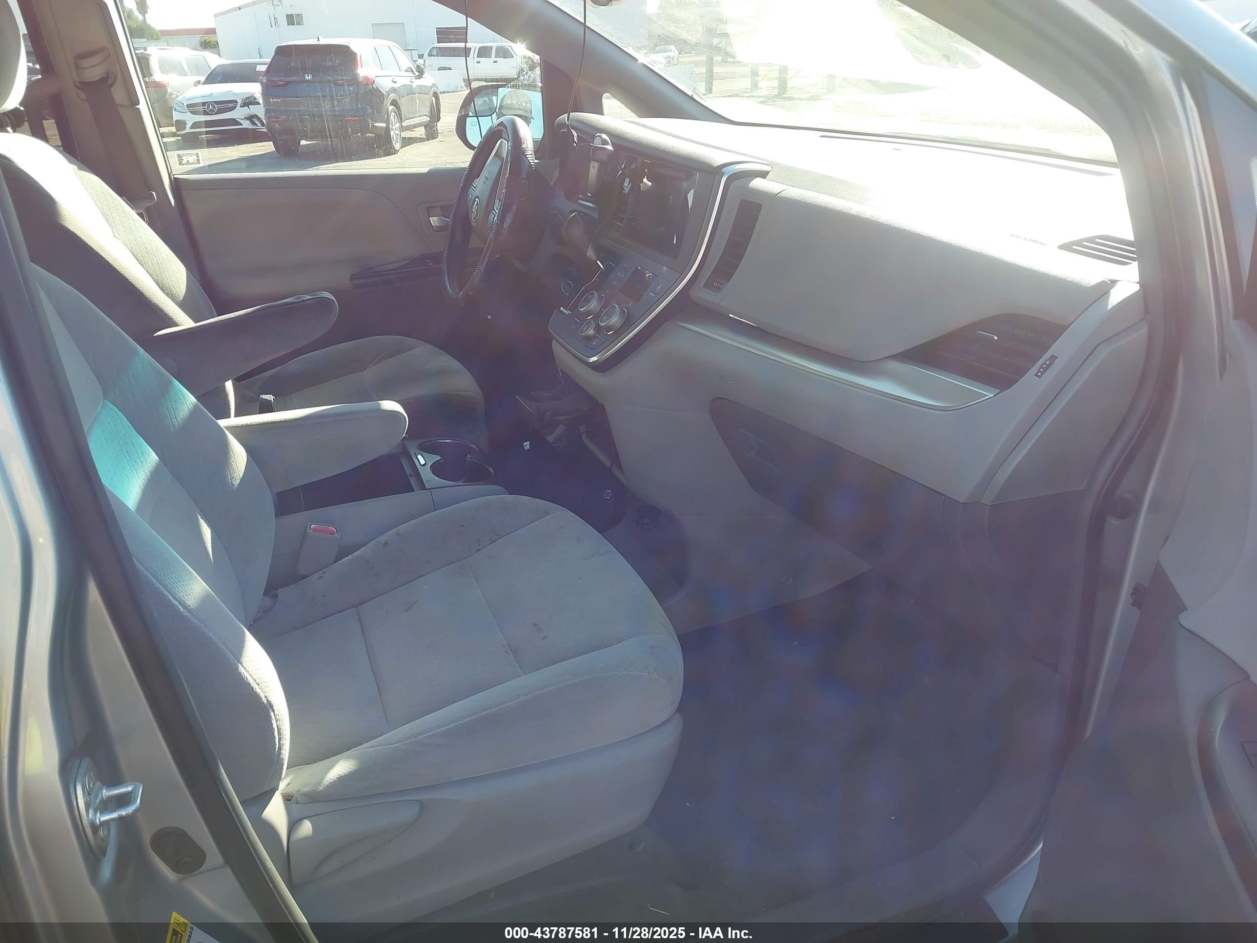 TOYOTA SIENNA image 5