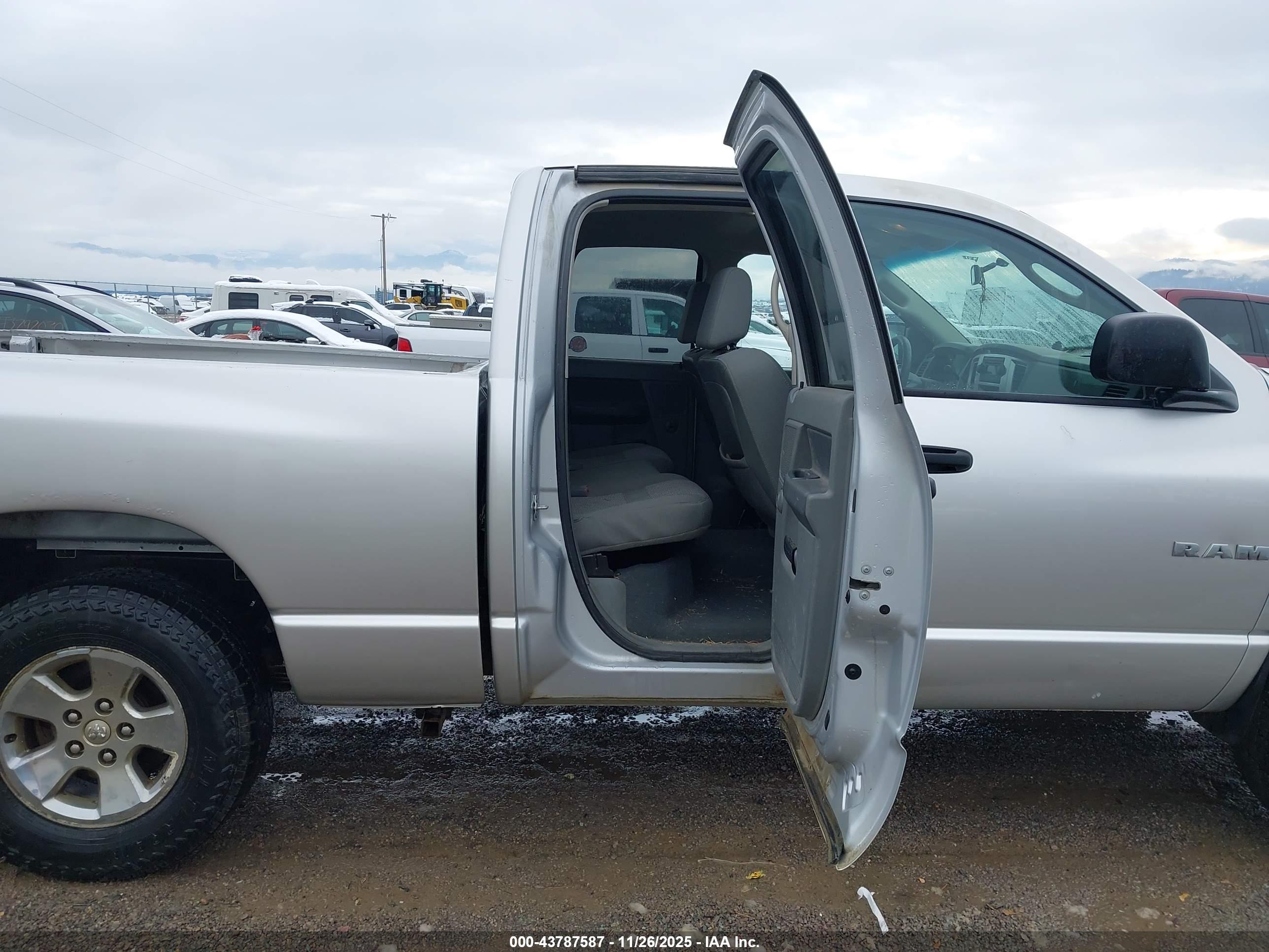 DODGE RAM image 8