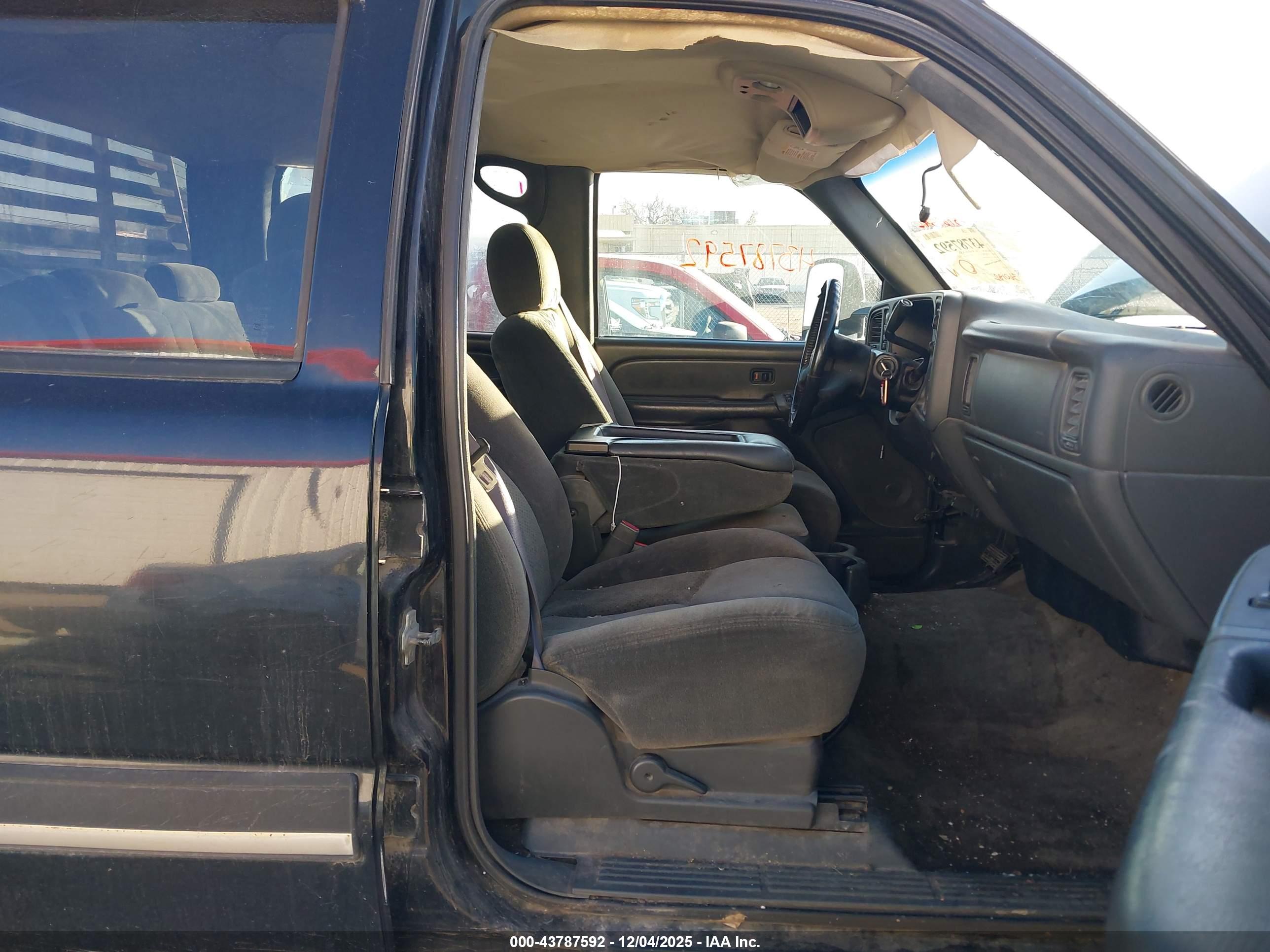 CHEVROLET SILVERADO image 5