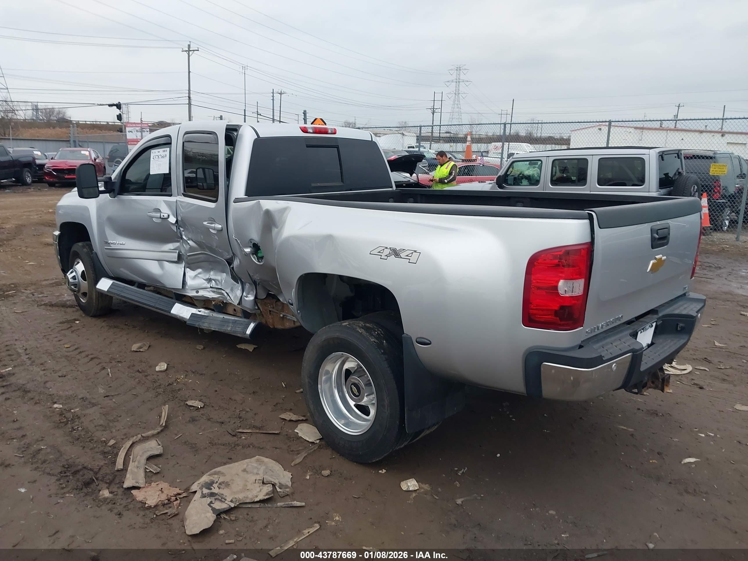 CHEVROLET SILVERADO image 3