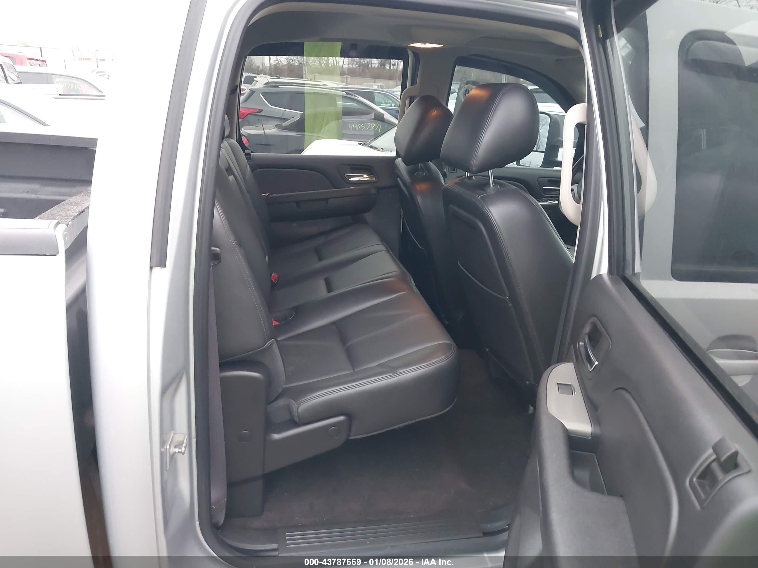 CHEVROLET SILVERADO image 7