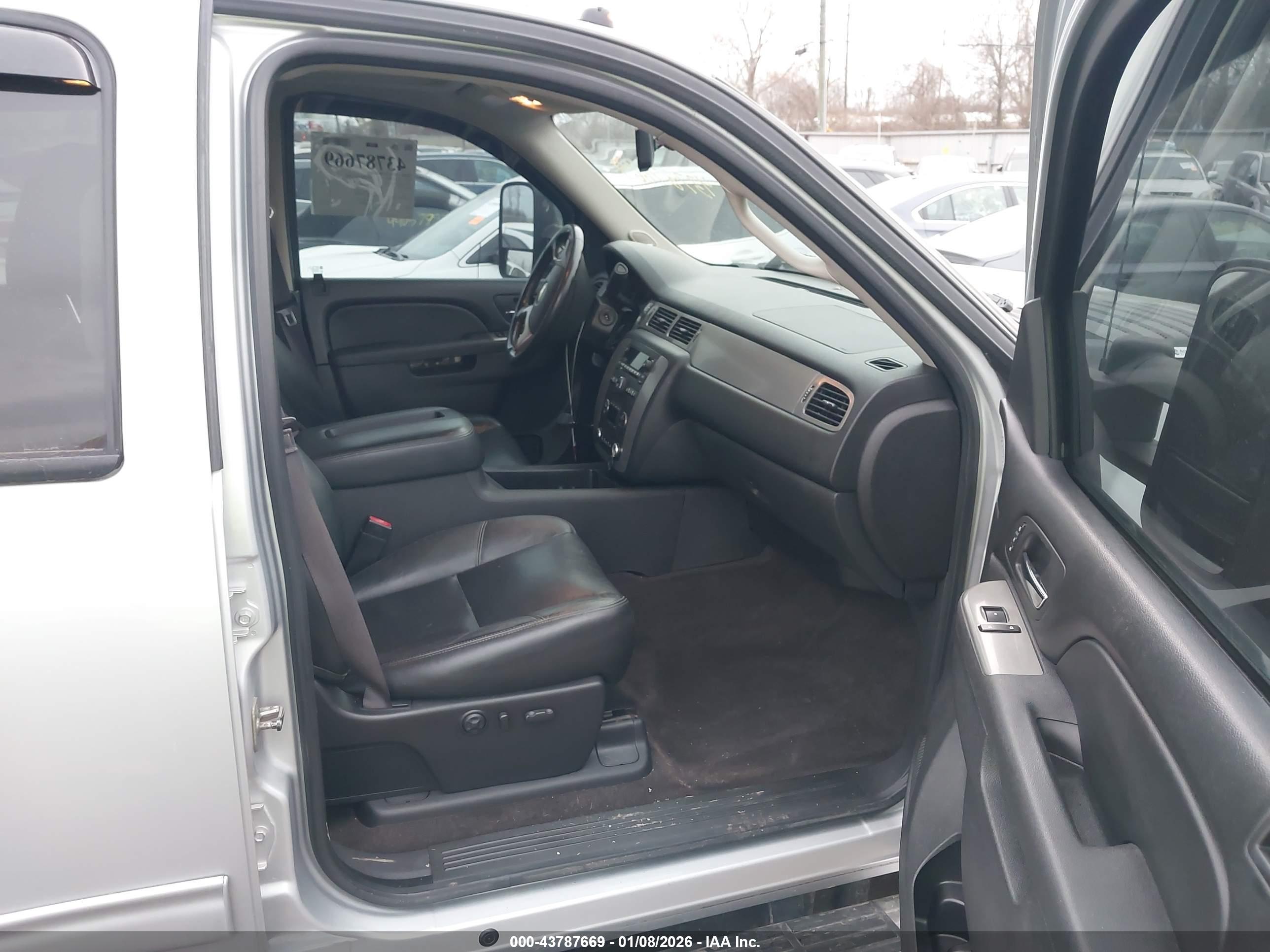 CHEVROLET SILVERADO image 8