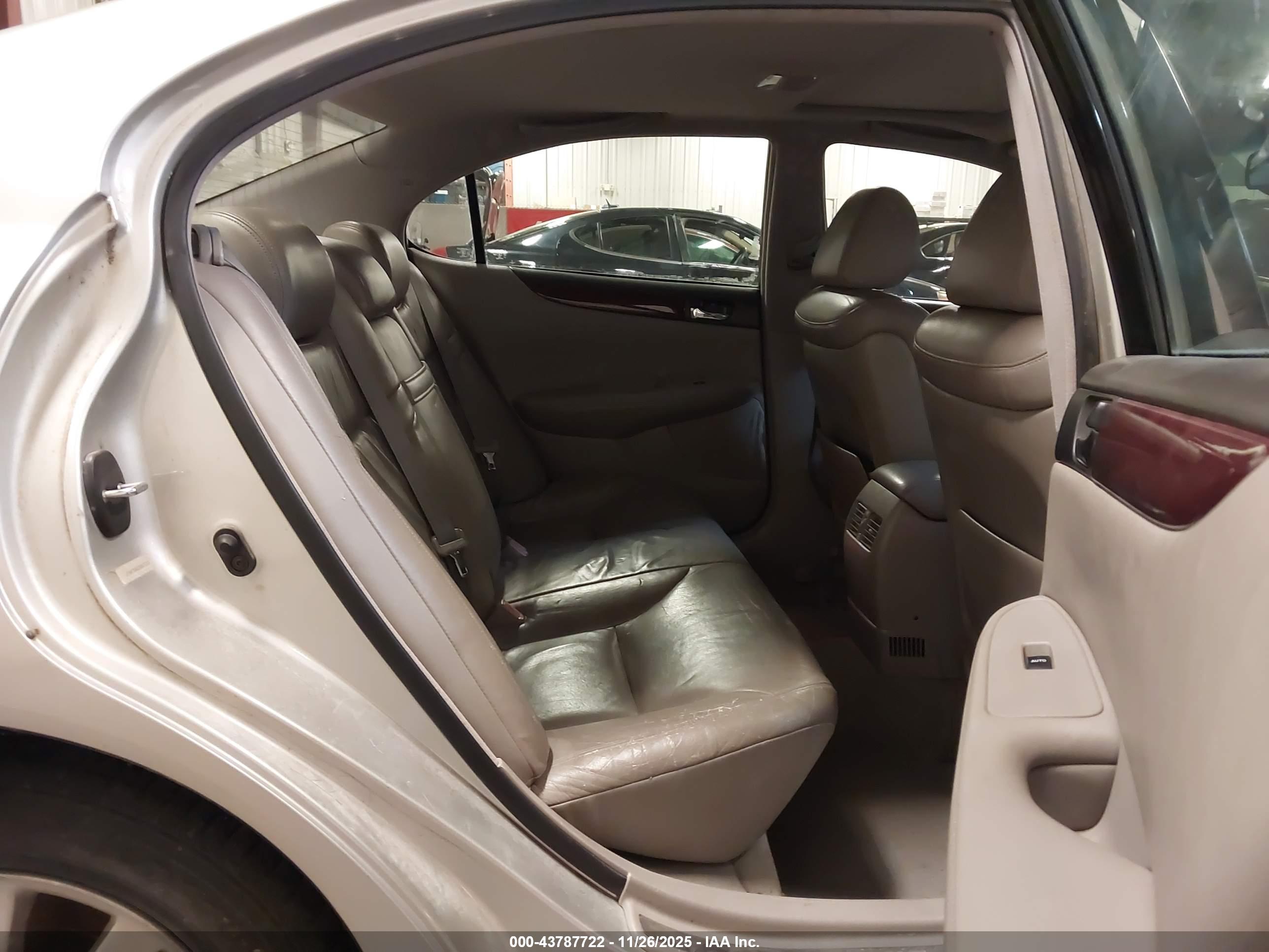 LEXUS ES image 8