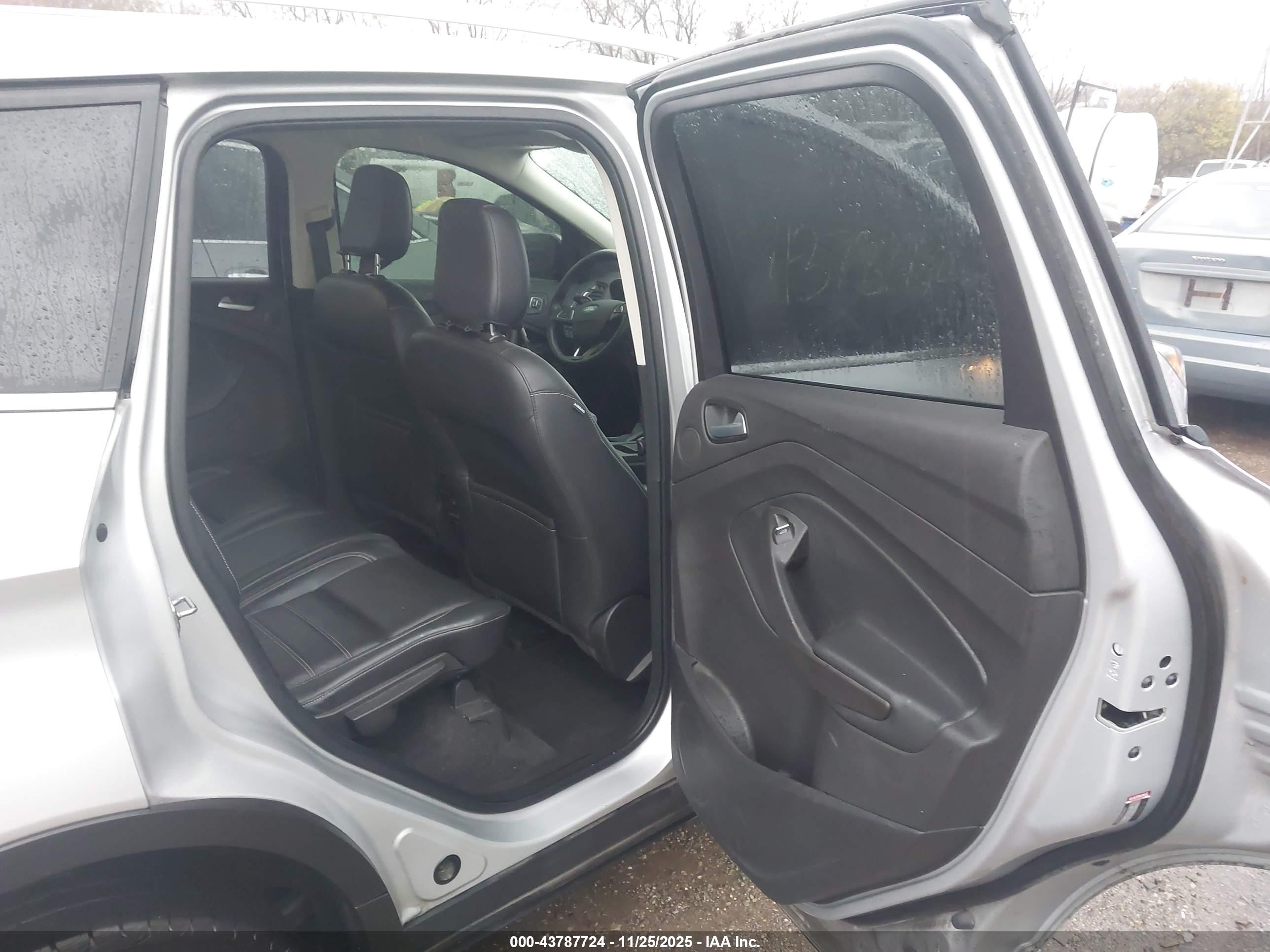 FORD ESCAPE image 8