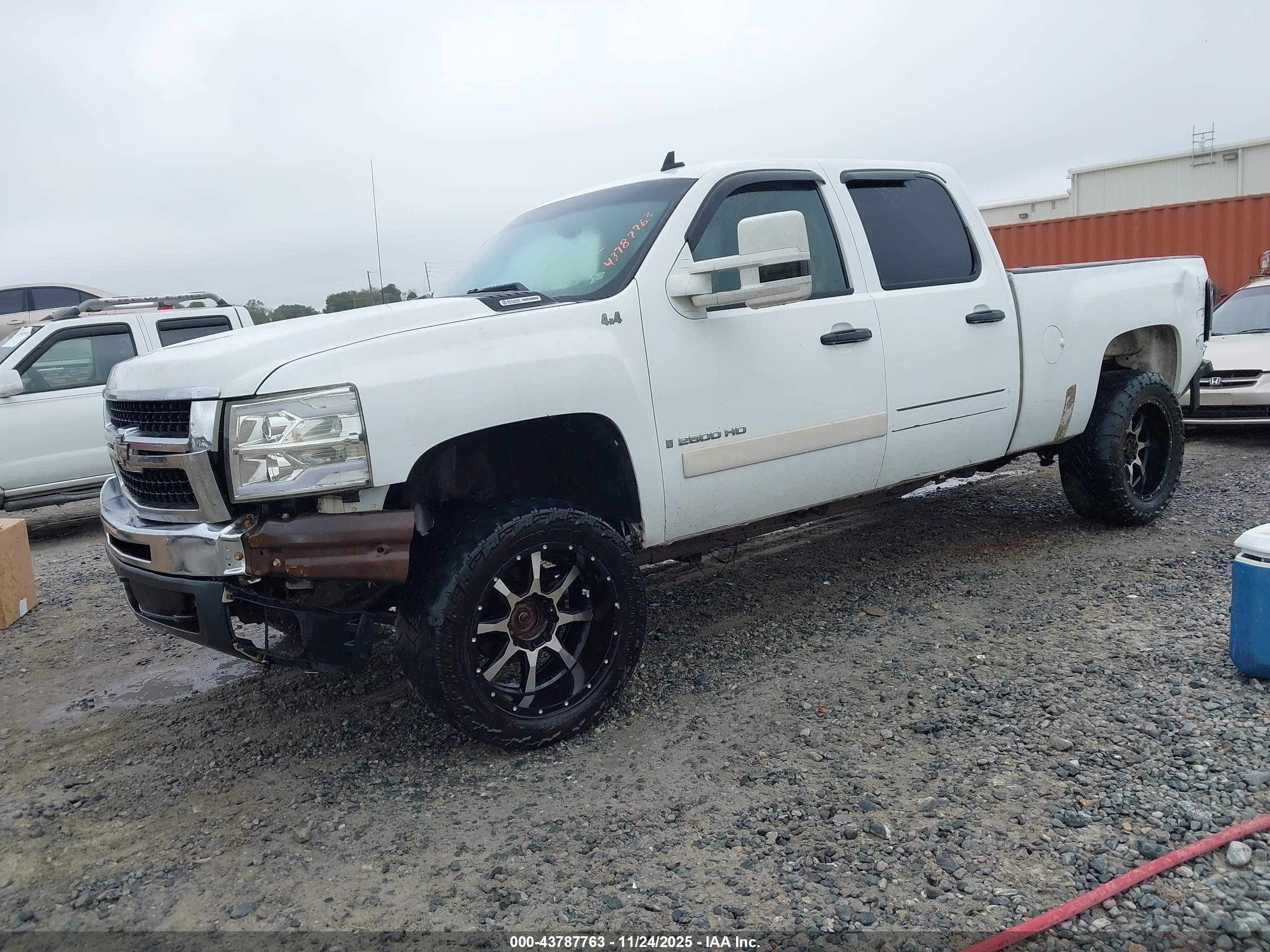CHEVROLET SILVERADO image 2