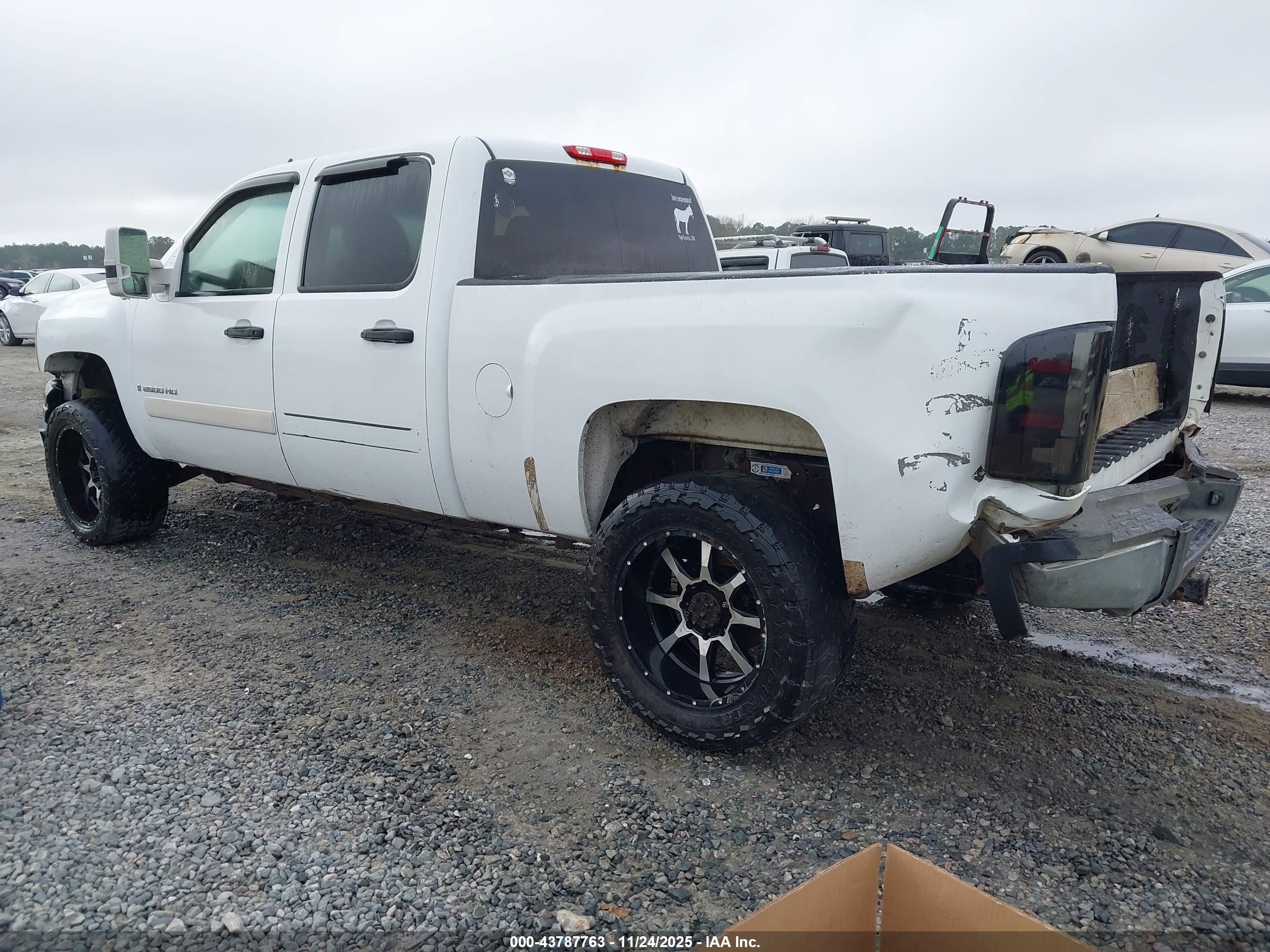 CHEVROLET SILVERADO image 3